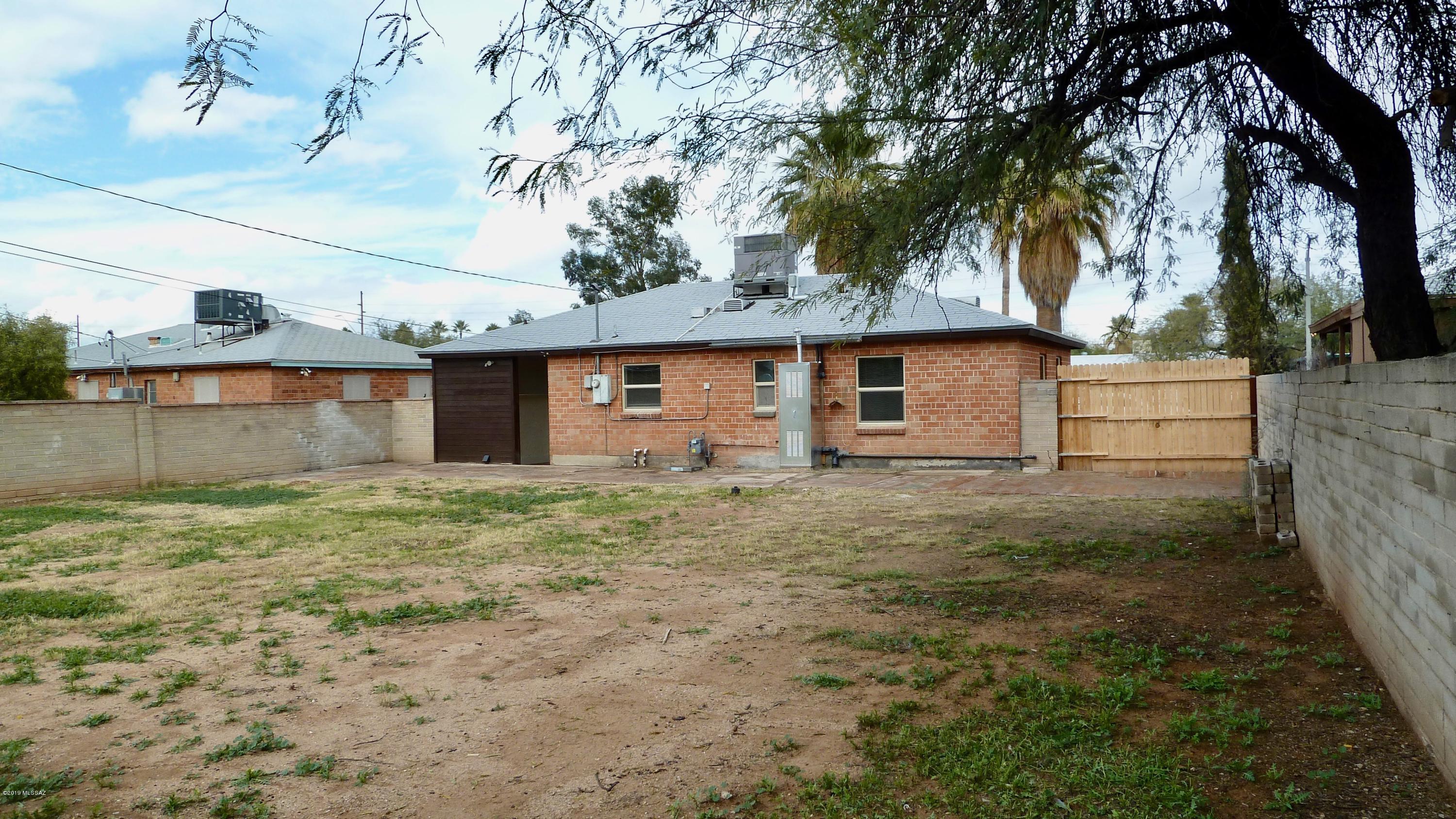 Country Club Manor - Residential