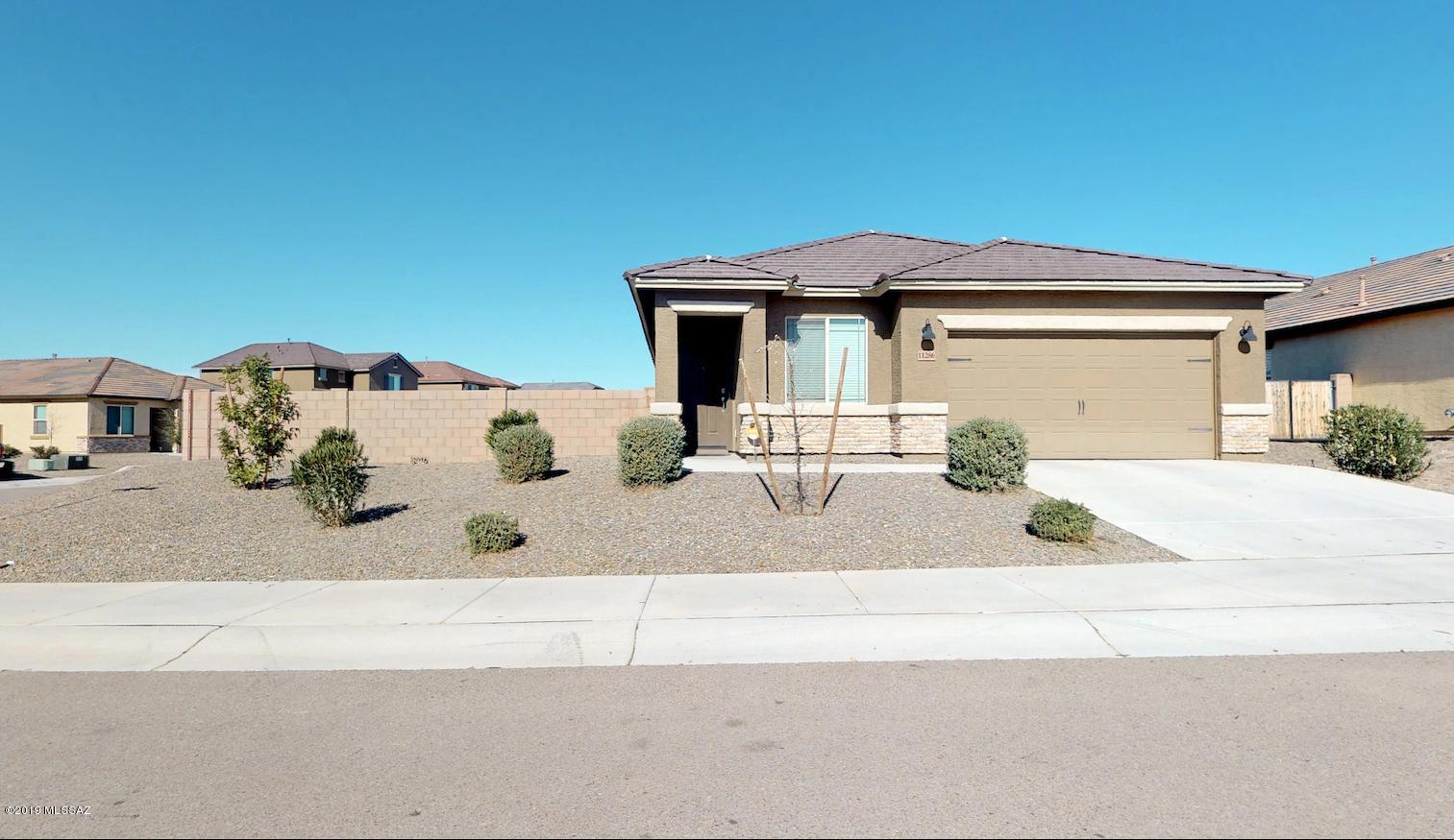 Meticulously maintained property. Walk into this gorgeous 3 bedroom 2 bathroom home plus den, open  concept with energy efficient kitchen appliances (gas range, microwave, dishwasher and refrigerator) gorgeous granite countertops and custom wood cabinets. Huge patio perfect for family gatherings. Convenient freeway access.