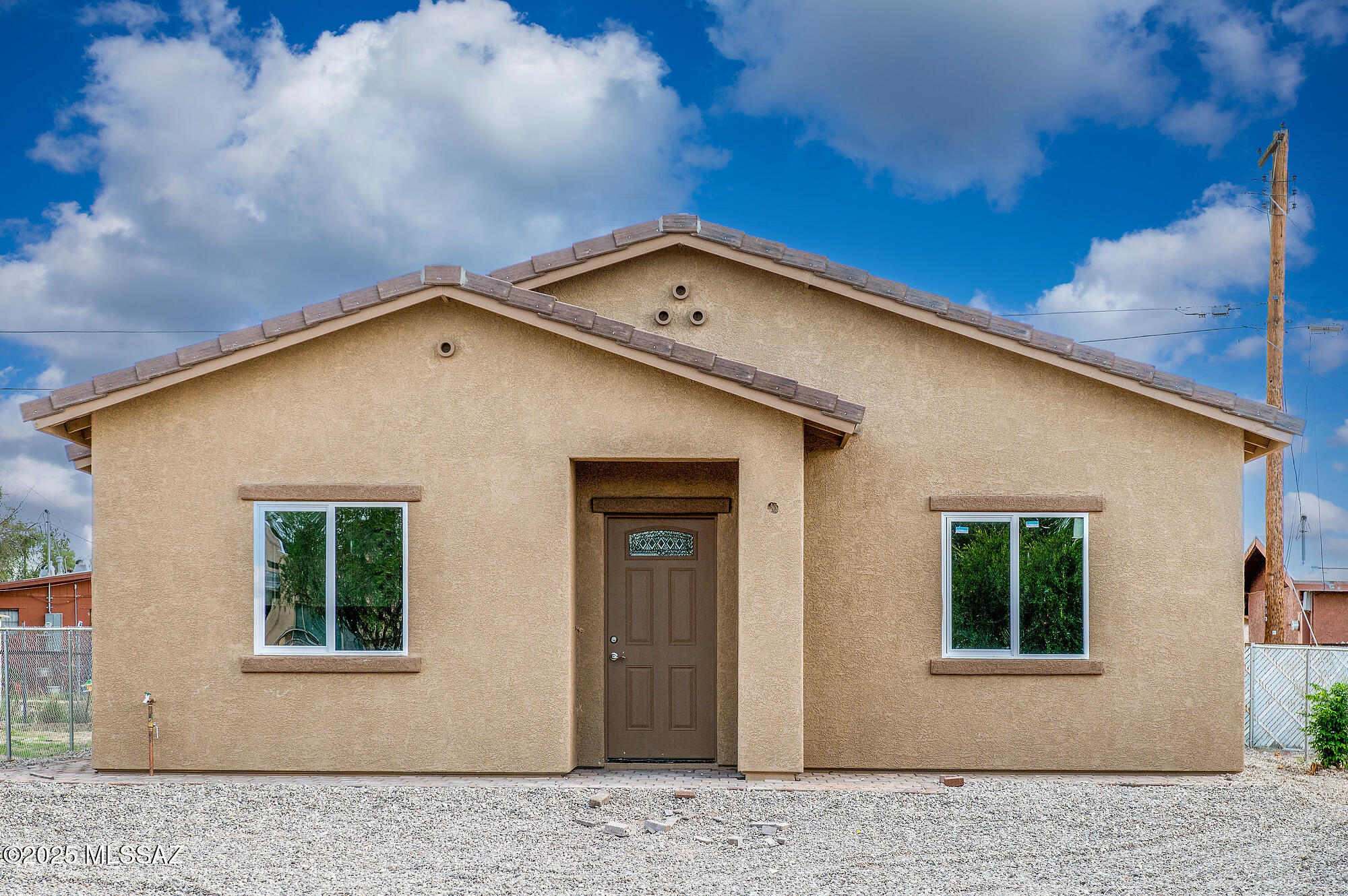 Beautiful New Construction Home. 3 Bedroom 2 Bath . This home will feature all new tile thru out, new stainless steel appliances. Kitchen includes Incredible counter space, cabinet space. Beautiful Granite counters through out home. Each Room has large closets.
Seller is licensed real estate agent in AZ