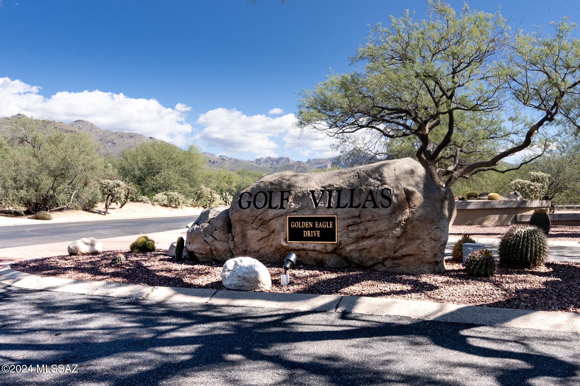 Charming and sophisticated, this unique 3 bedroom, 3 full bath Golf Villa is in very desirable Ventana Canyon Country Club. This well maintained villa features two master suites perfect for your family and other guests. Situated on a rare, beautiful double lot, this fine home features a stunning, very private backyard for outdoor living. A short stroll takes you to the year-round heated community pool, driving range and clubhouse facilities, offering you an all inclusive resort lifestyle. HOA includes 24hr manned gate, heated community pool & spa, front landscaping maintenance & exterior painting. Shopping, dining & hiking are all nearby. Open House Saturday Nov 9 1-3:00