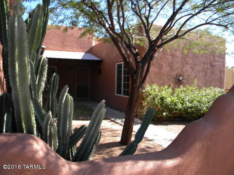 Lovely Santa Fe style 3 bedroom, greatroom floorplan, high, open beam ceilings, split bedrooms, tile flooring, washer & dryer incl.courtyard setting on corner yard. Walk to parks, Civano Nursery, tennis & pools.