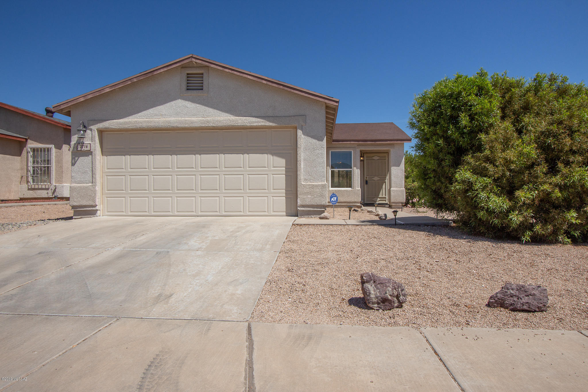 Great starter home in a convenient west side neighborhood!  Lots of upgrades to home - paint, ceramic tile, new dishwasher and to make things easy - all appliances stay!!  This home is in a Pathway to Purchase zip code, so be sure to take advantage of that down payment assistance!
Close to shopping, restaurants, Casino del Sol, lots of entertainment options etc. Located in the Mission West II Phase I subdivision.