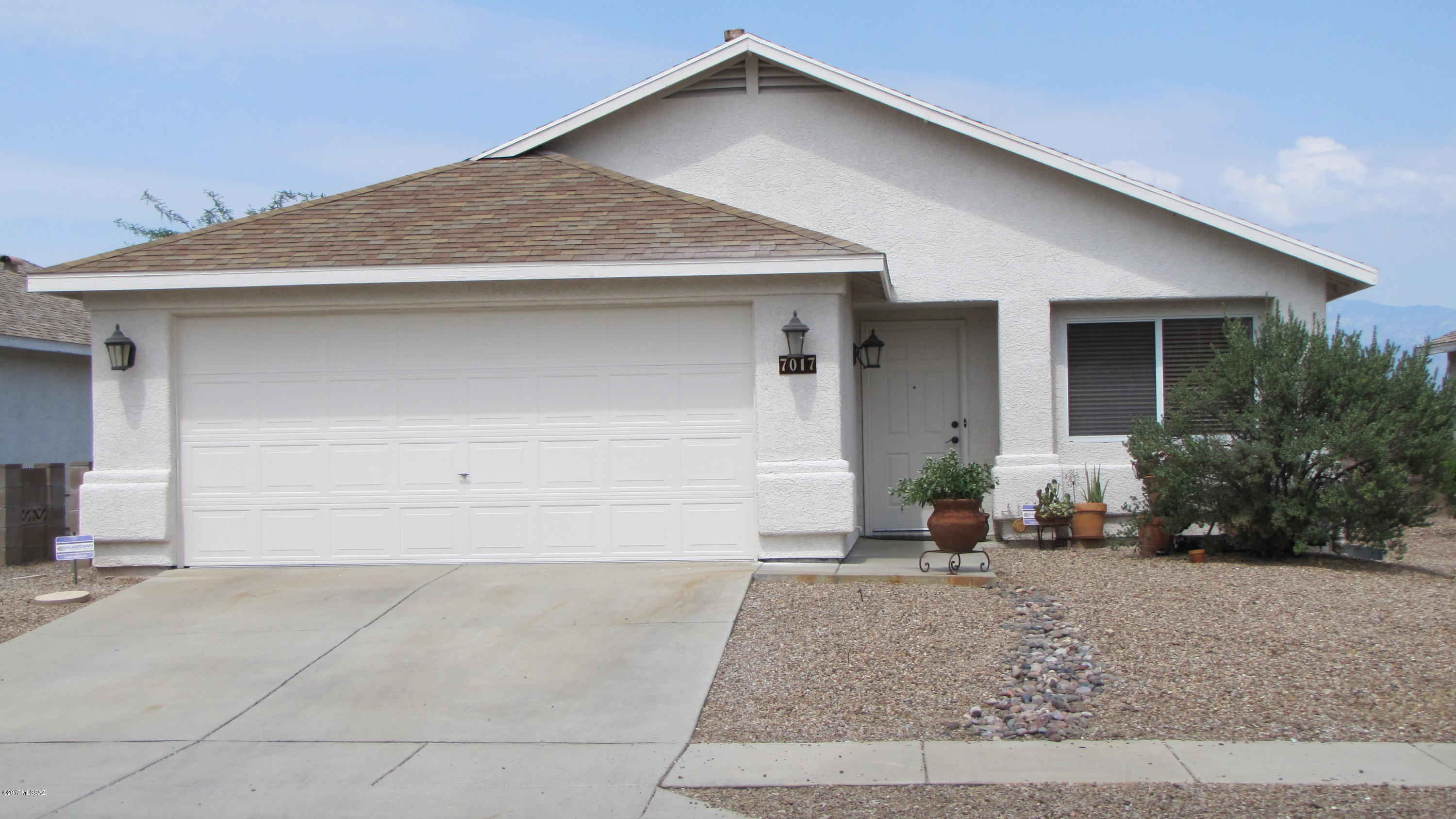 Spectacular 3 bedroom, 2 bath, and office/den with glass French doors in Rincon Aviador. Newly remodeled kitchen that opens to dining and living area.  Covered patio,and landscaped backyard. No home right behind you for added privacy. Close to  DMAFB, shopping and restaurants.