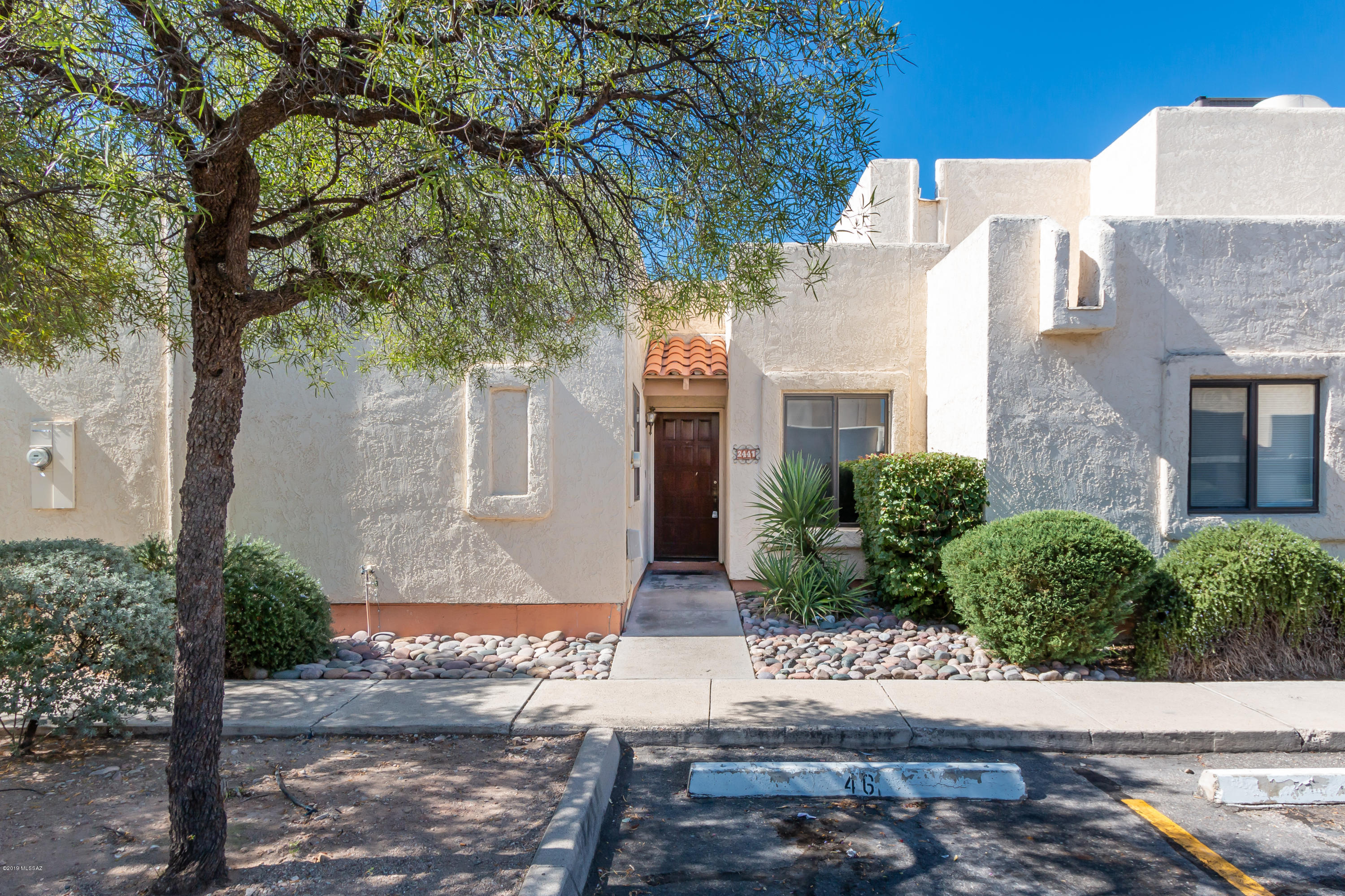Quaint 2BR/2BA with Stainless Steel Appliances and cute back patio.  Located close to downtown, shipping, Pima West, U of A, etc.  Gated Subdivision with a Community Pool and Hot Tub.  Come check it Out!!