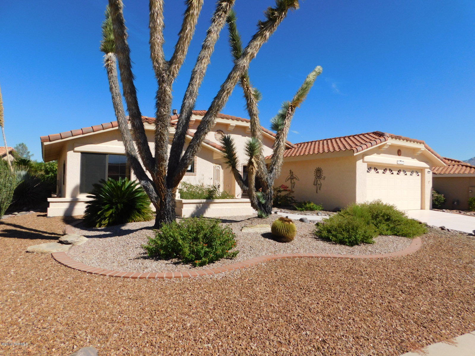 Beautiful Sun City Vistoso property! Bright and airy interior. Open kitchen with a wonderful breakfast area that looks onto the landscaped back yard with excellent mountain views.