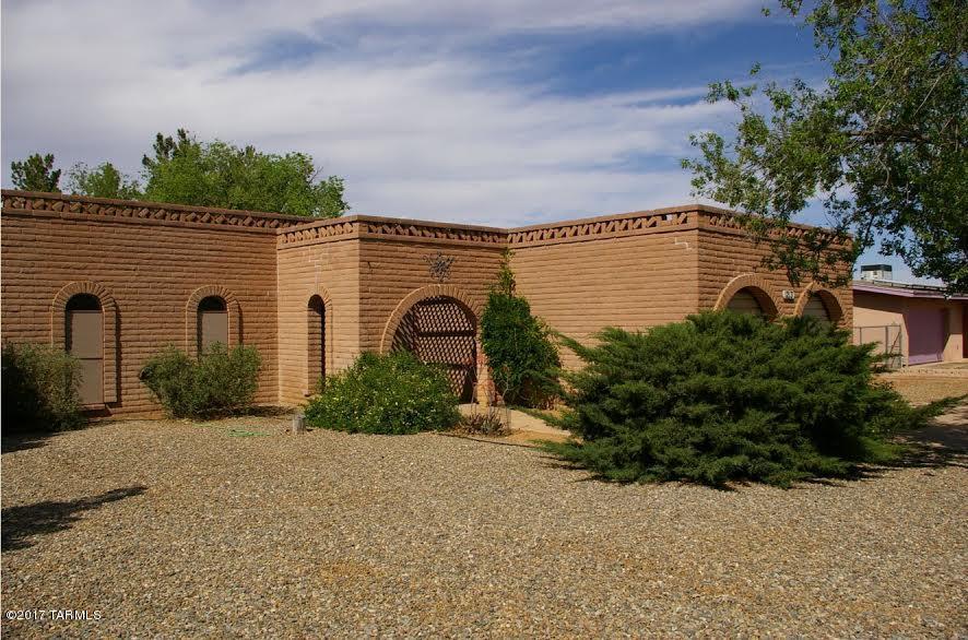 Remodeled with Southwest colors throughout. Beautiful custom kitchen counters and entry tile flooring. Upgraded stainless steel kitchen appliances. Open and airy with solar tube in living room. Cozy fireplace, good sized bedrooms and Arizona room for bird watching in the back yard. Saltillo tile throughout for easy care. Two members of owner LLC are licensed Arizona Real Estate agents. Home recently re plumbed. Sunsites is a great little community with a local community center with lots of activities.