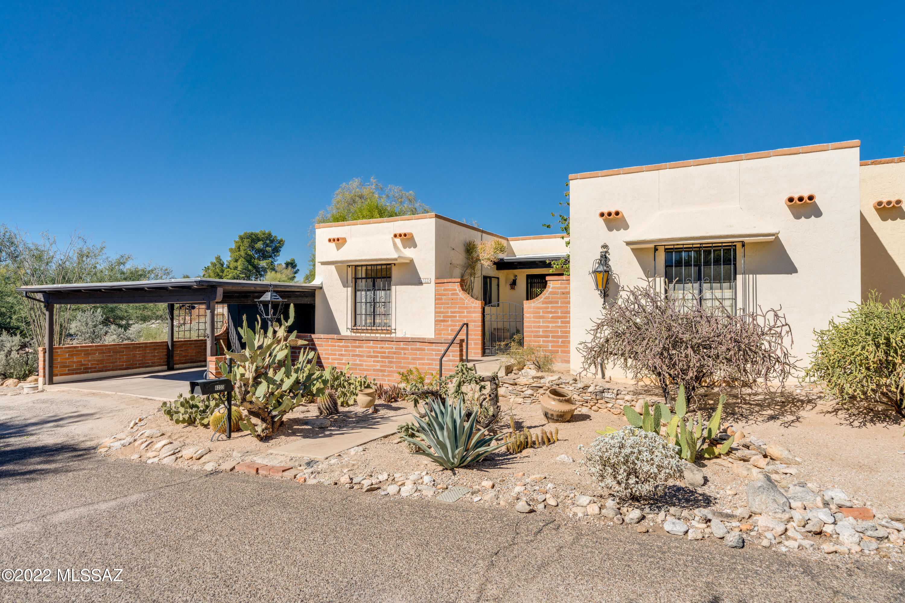 This 3BR, 2BA, end-unit burnt adobe townhome (w/2-car open carport) is perfectly situated across from 1 of 3 community pools in beautiful Catalina Pueblo. Excellent location, surrounded by natural desert vegetation, yet so close to La Encantada, restaurants, galleries and shops at Campbell/Skyline.