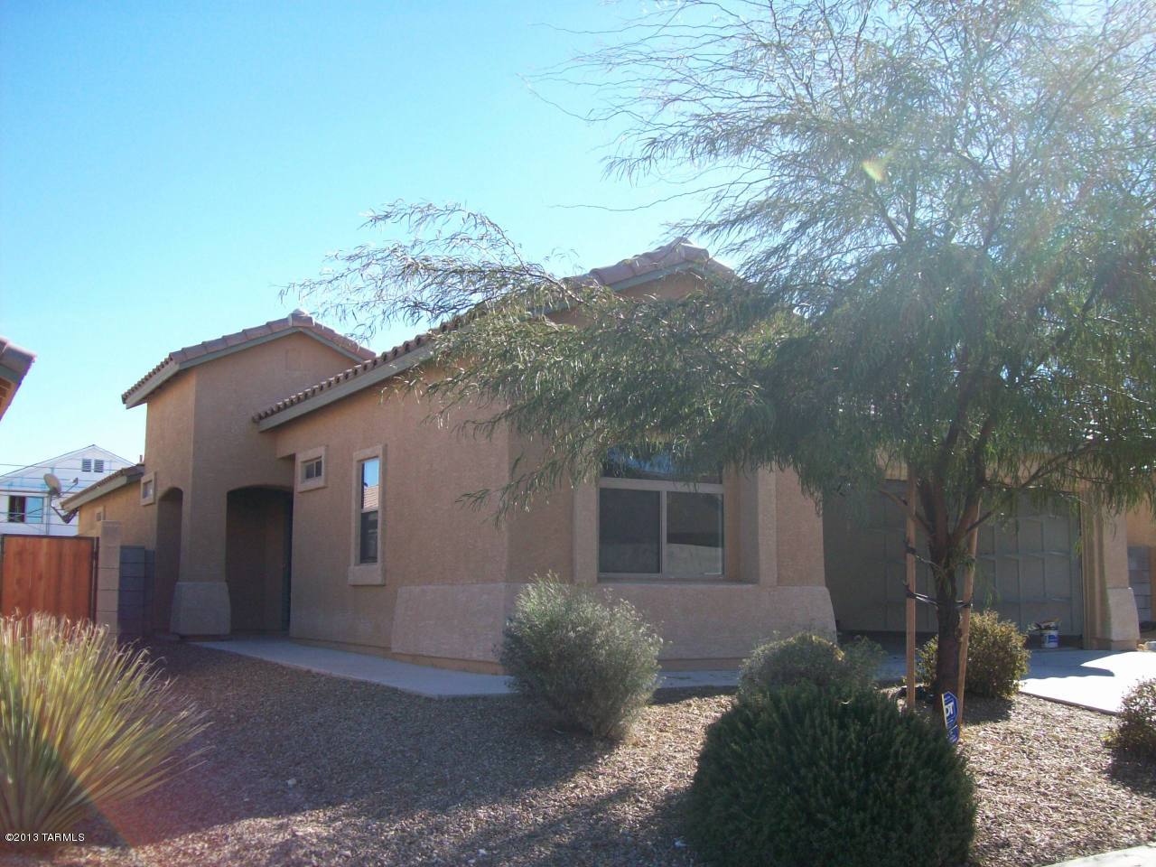 This Wonderful 3br/2ba home in the Gated Community of Vista Montana, has 1601sq ft but it seems like a lot more with the open floor plan. Home has great room that opens up to the covered patio. Back yard is a blank slate for your imagination. Master has 2 closets, one a walk in, double sinks in the bath and a garden tub. All fixtures and fans are upgraded. There is a community pool,lighted basketball court, play ground and much more. You must come and see this house. you wont be disappointed.