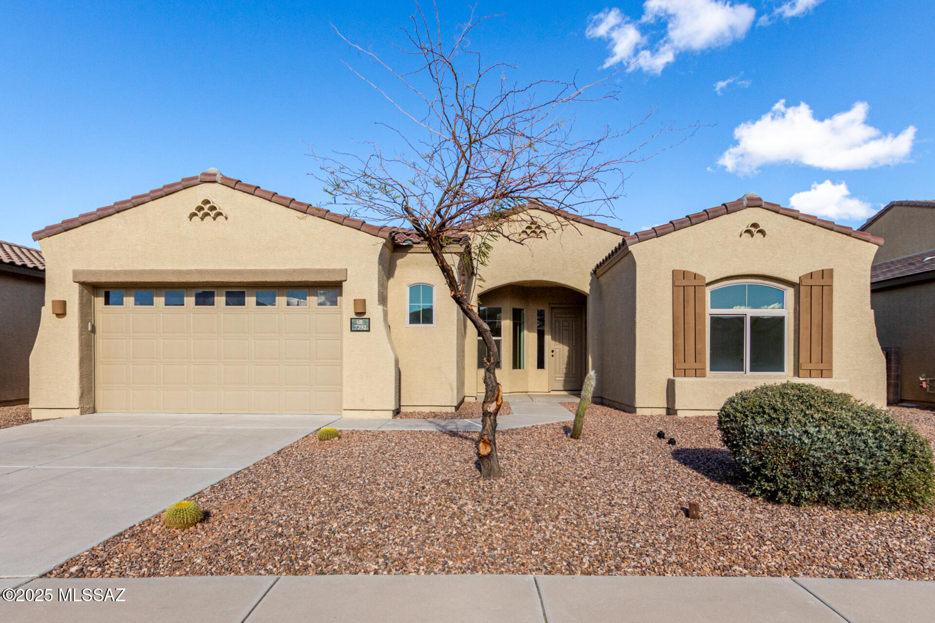 Single family home in popular Continental Reserve community in Northwest Tucson.