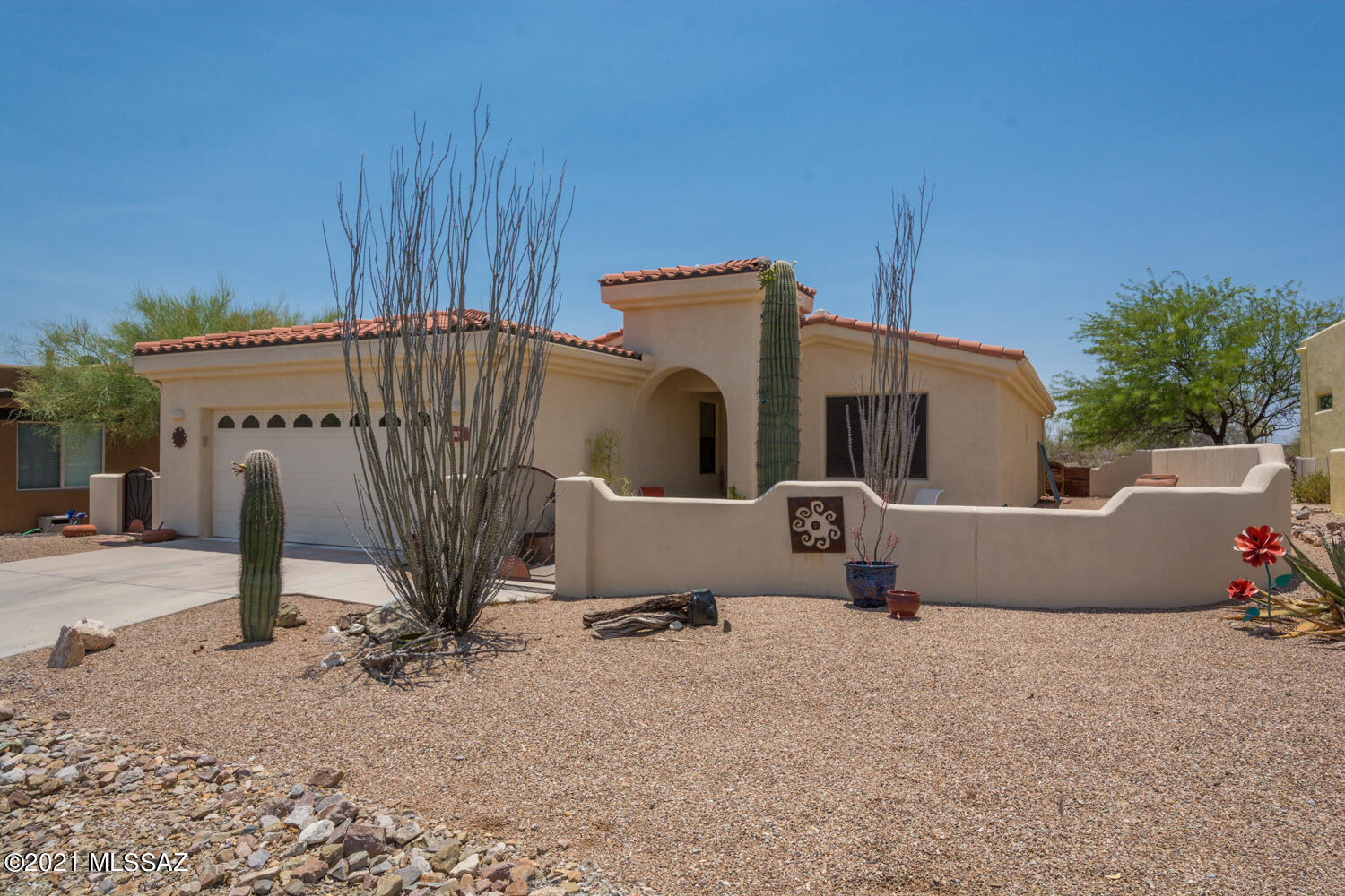 THIS QUALITY BUILT HERDER CUSTOM HOME IN THE POPULAR ''FOOTHILLS'' COMMUNITY BORDERING 44,400 ACRES OF PARKLAND,  HOME IS 3 MINUTES FROM TRAILHEAD OF 70+ MILES OF HIKING, BIKING, EQUESTRIAN TRAILS.
This split 3 BR, 2 B, floorplan is centered around a large great room with spacious windows to enjoy unobstructed and inspiring views of natural desert, wildlife, mountains, & colorful sunsets. Home is centered in a courtyard, defined by a low stucco wall permitting  views from interior, front, & rear patios. Our community includes all the popular amenities: heated pool, spa, tennis, pickle ball, boccee ball,  a clubhouse with many activities of interests.  plus golf privileges are available. Community is convenient to Town center, VA center, U of A campus and Tucson airport -(15 to 25 minutes