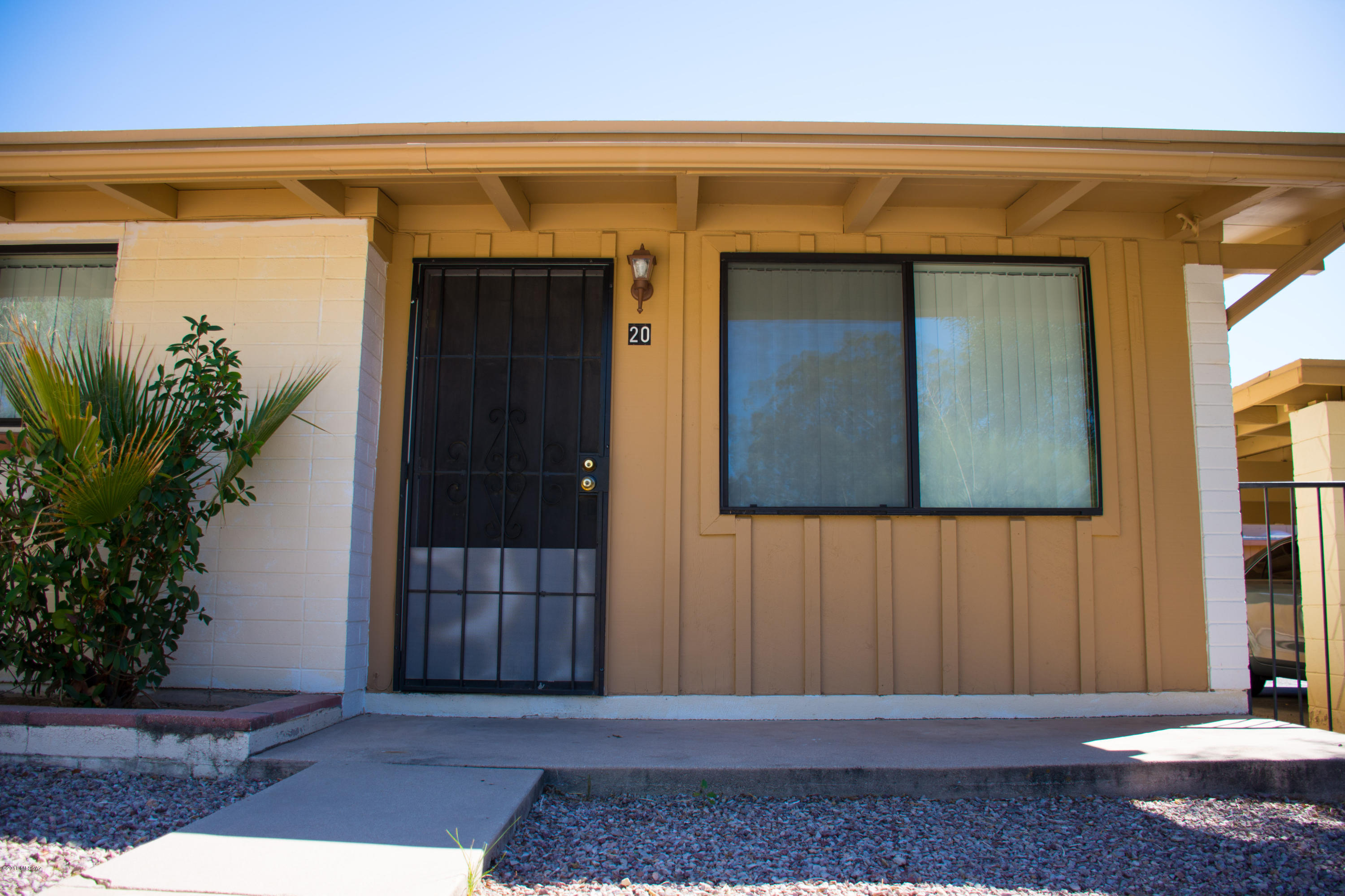 Cute 1 bedroom 1 bath one story condo near Oracle and Orange Grove. Refrigerator, dishwasher, oven range, 1 carport, cute sized rear patio/yard, fenced, Included with HOA is water/sewer, trash. Plus lush vegetation, community grounds and a community pool!!!