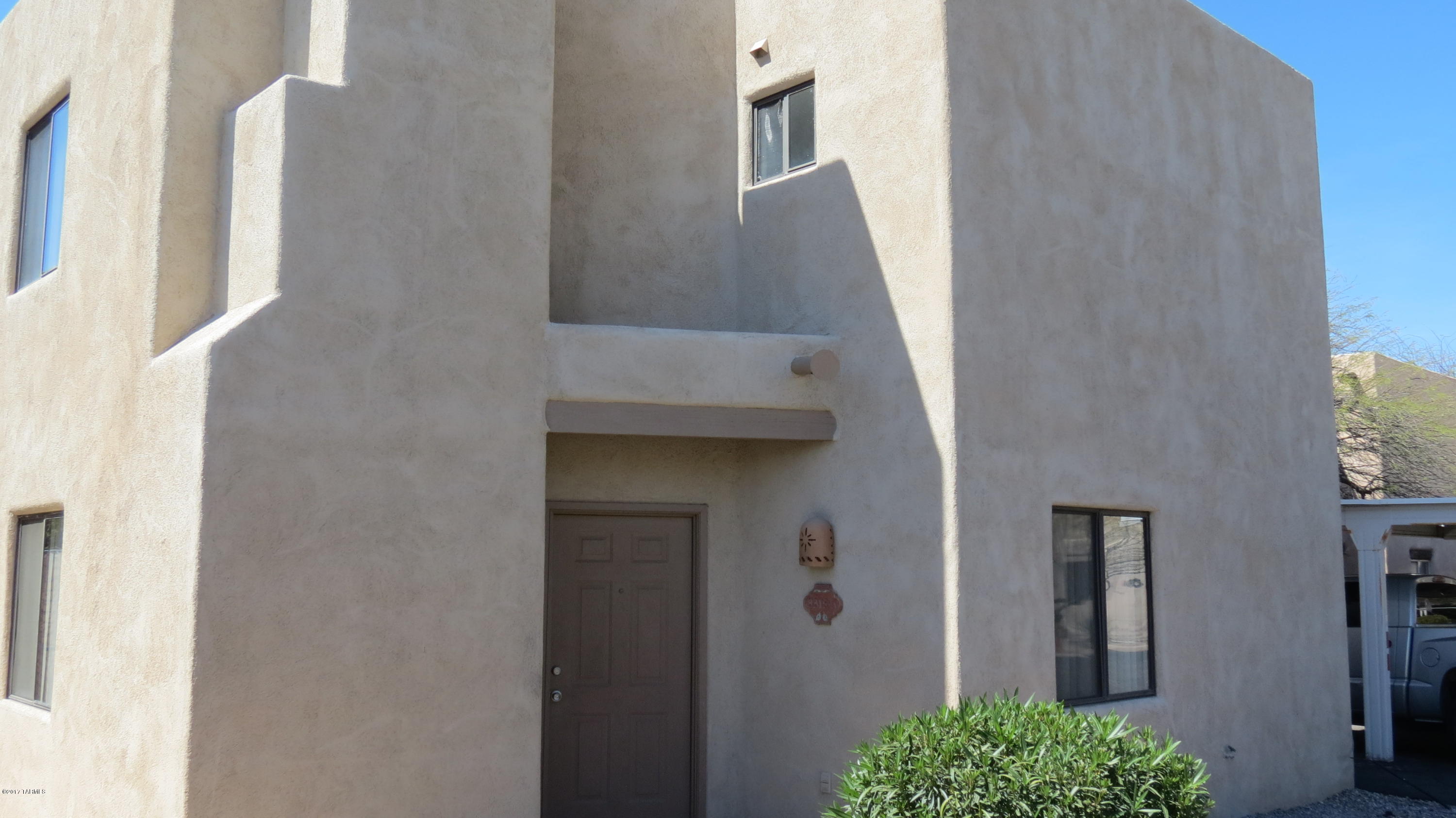 Awesome 2 bedroom 2 bathroom, this unit offers very spacious rooms throughout, fireplace in great room, 2 covered carports, this property is clean and ready now.