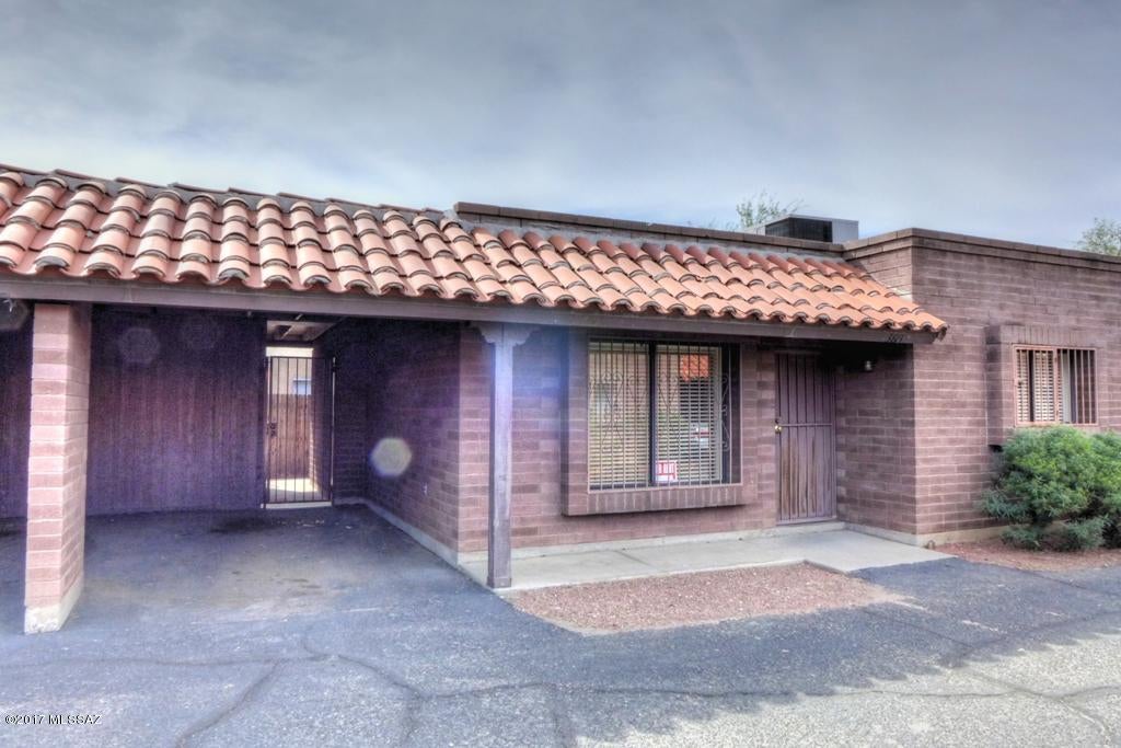 Very Nice 2 Bd / 2Ba Townhome-Two single carports-Central/West location. Bright Living room with fireplace. Lovely Kitchen with electric range, dishwasher, refrigerator available. Ceiling fans and Tile floors throughout. Security doors and bars on windows. Fenced backyard with low care landscaping. AC, washer/dryer hookup in separate storage unit. Shopping & Mall close by. All Electric Home-Tenant pays all utilities. (Prince/Stone)