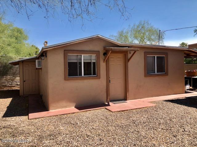 Adorable guest house on private gated lot- A/C, washer/dryer, and storage room. All tile, updated interior, and huge closet! Parking right in front of unit.
Tenant pays electric and flat monthly water/sewer/trash charge.  Pets negotiable.