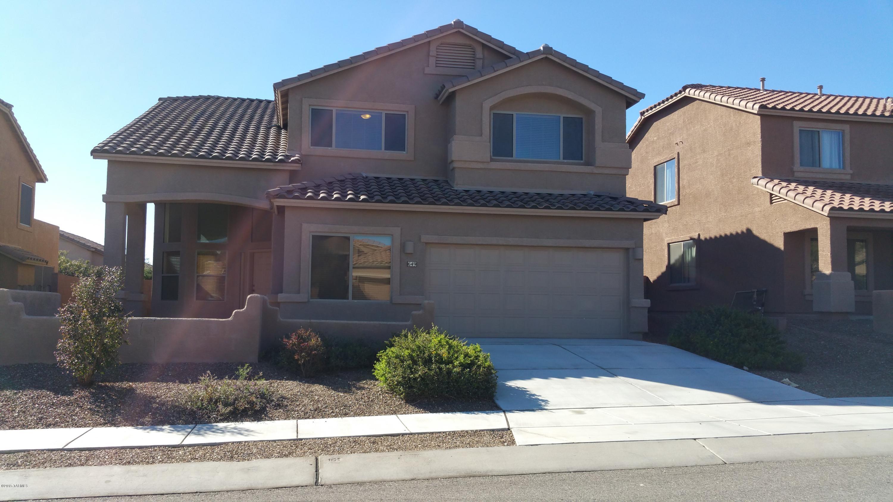 Spacious 3BR + den DR Horton built home in the popular Oro Valley community of Tangerine Terrace. This 2473 Sq Ft property features an open floor plan with soaring ceilings, covered south facing patio, huge master suite with 2 walk-in closets. Enjoy gorgeous mountain views off of master suite balcony. This home has extra space in this 2 car garage.