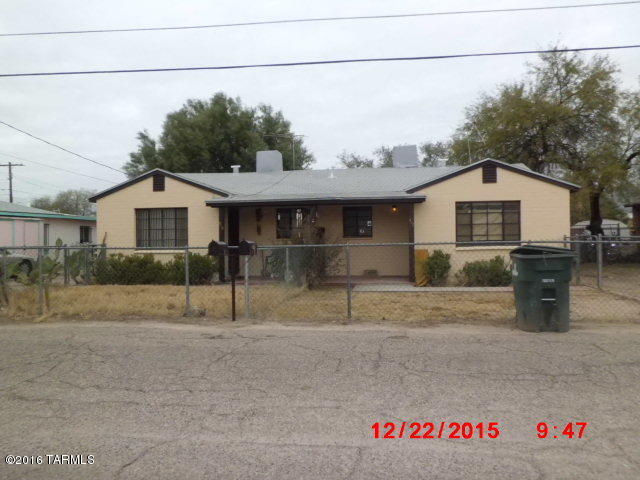Wonderful opportunity to own this spacious duplex, you could live in one unit and continue to rent the other side which has been rented to the same tenant for more than 10 years; this could pay for more than half of your mortgage. Each unit offers 1 bedroom, 1 full bathroom, spacious living room and a good sized eat-in kitchen plus a large back yard.  Each unit also comes with laundry hookups and parking space where you could easily park 2 cars. The unit on the right (517) has been renovated and the other one is good condition as well. This would make great income property being centrally located and close to the UofA.