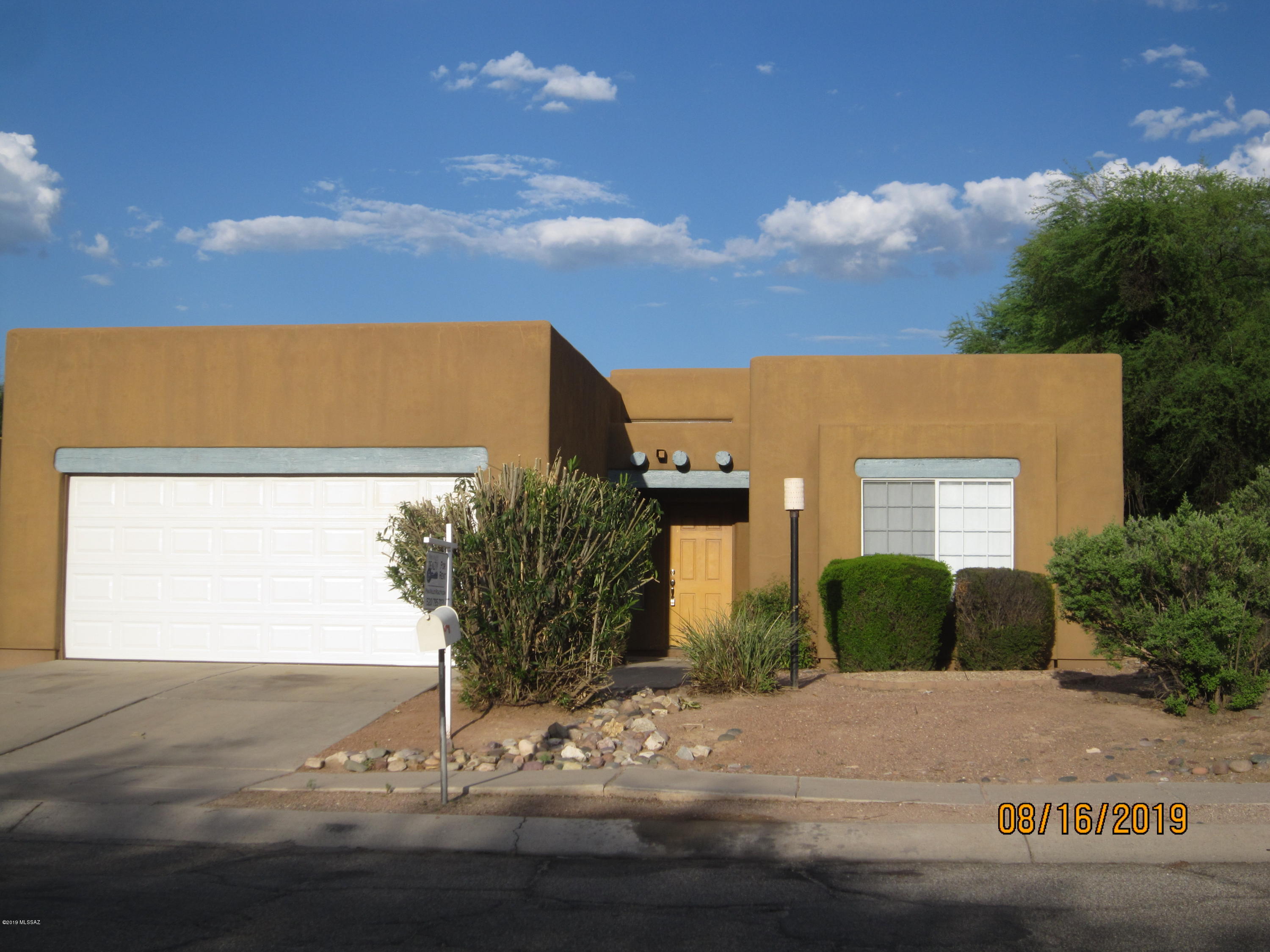 Great location for this 3 BR, 2 Bath Home near Udall Park! Freshly painted with Vaulted ceilings, ceramic tile flooring in main living areas and carpet in bedrooms, Fireplace in Living Room, Great Room floor plan, covered patio, walled yard, Central AC. Call for appointment!