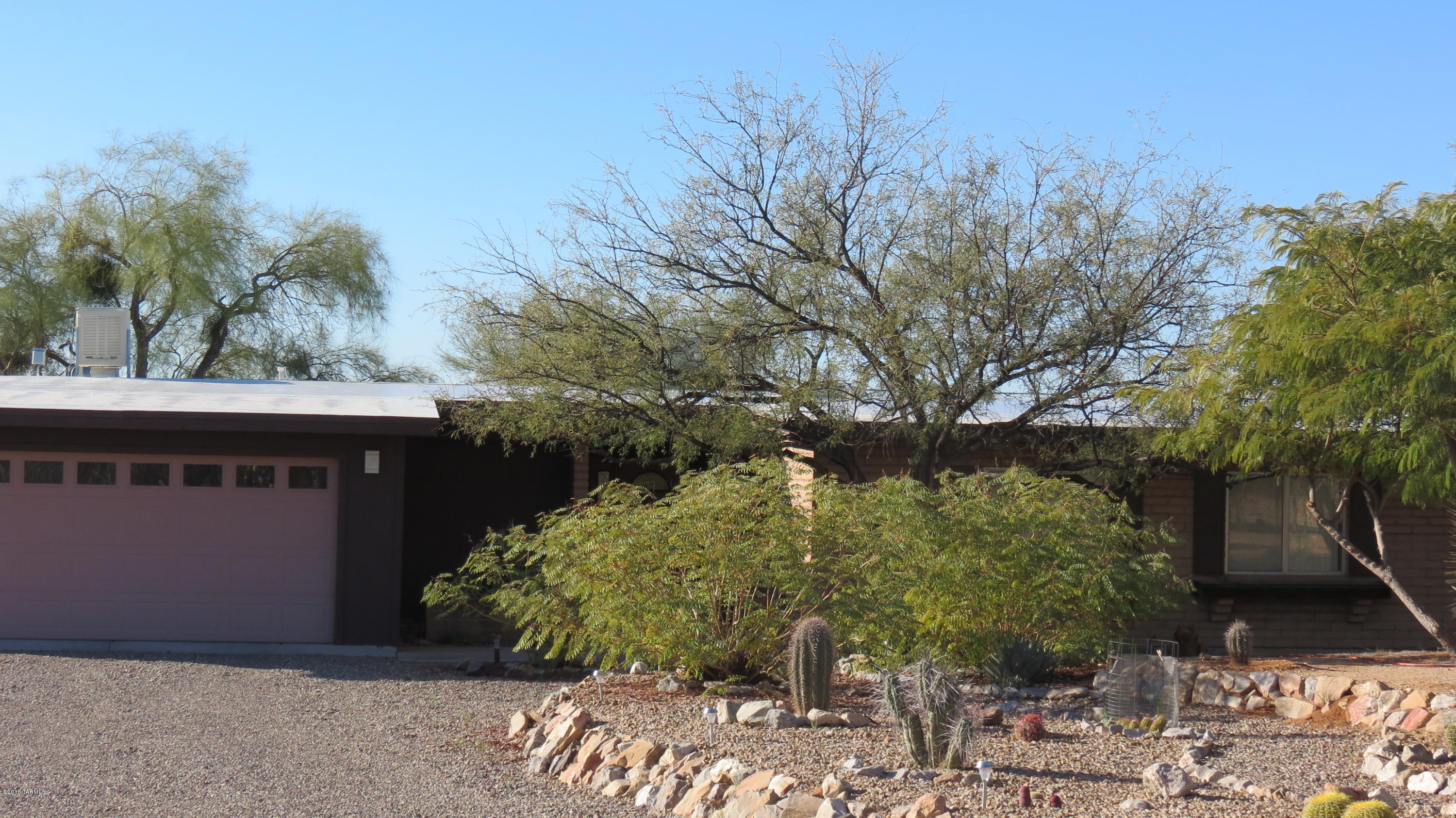 Ranch Style home on very private cul-de-sac with 1 acre lot with Awesome Catalina Mountain Views. This home offer 3 bedroom 2 bathroom, great open floor plan, covered patio and fenced rear yard, 2 car garage, lots of extra space for parking also on the property. This home will be clean and ready 12/12/2016