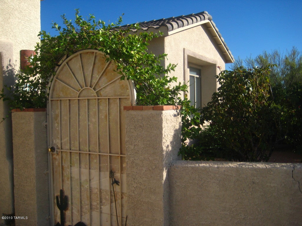 Spacious 5bdr/3ba single story in Oro Valley! Open/bright kitchen overlooks Family Room w/ FP, split bedroom floorplan has Two Masters (one w/private
entrance). Big backyard is great for Wild Life watching and has covered patio w/ Built-in BBQ.