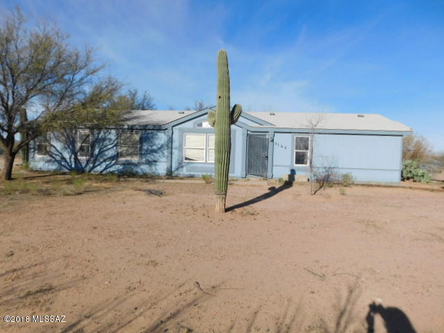 Beautiful home on large lot!  Spacious Kitchen with ample cabinets and counter tops, island with breakfast bar, double sink and much more!   Large living room!  Den!  Split bedroom floor plan.  Large master bedroom with walk-in closet.  Master Bathroom has a large garden tub.   Beautiful views!   Large deck! Must see!