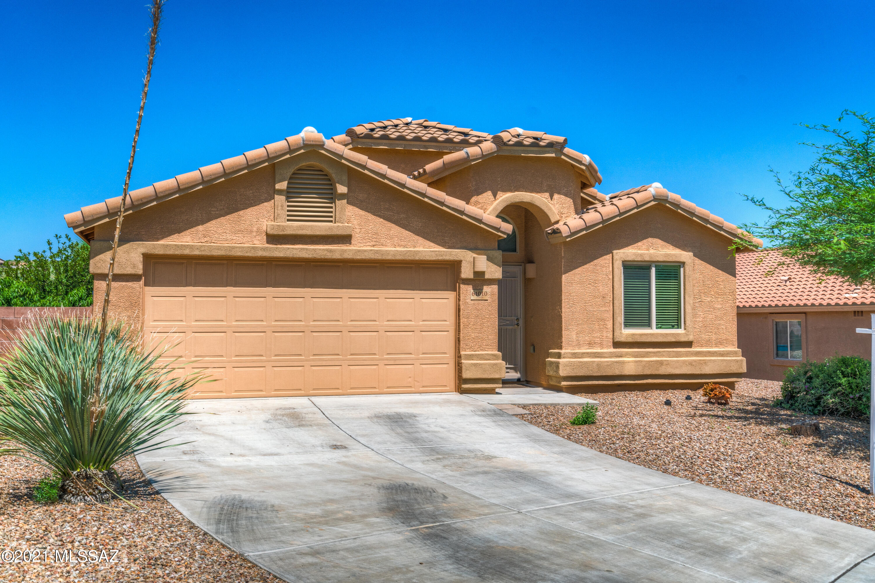 Original owner ''plan-1812'' in a very quiet cul-de-sac section of Eagle Crest Ranch!!! A bright & open floor-plan opens the entry and an airy, separate living/dining room. A generous kitchen, w/functional island, bar seating & dining nook, opens to a great room with direct access to the rear yard. A spacious master opens to a private master bath w/ample sized walk-in closet. Jack/Jill hall bathroom is central to guest bedrooms & visitors while entertaining. A large rear covered patio leads to a private rear yard with established landscape and fantastic Catalina Mountain views. Tucked away in a very quiet part of the neighborhood. Enjoy pitch black night skies with deer, coyote, quail and owls as frequent visitors to the wonderfully peaceful neighborhood of Eagle Crest Ranch.