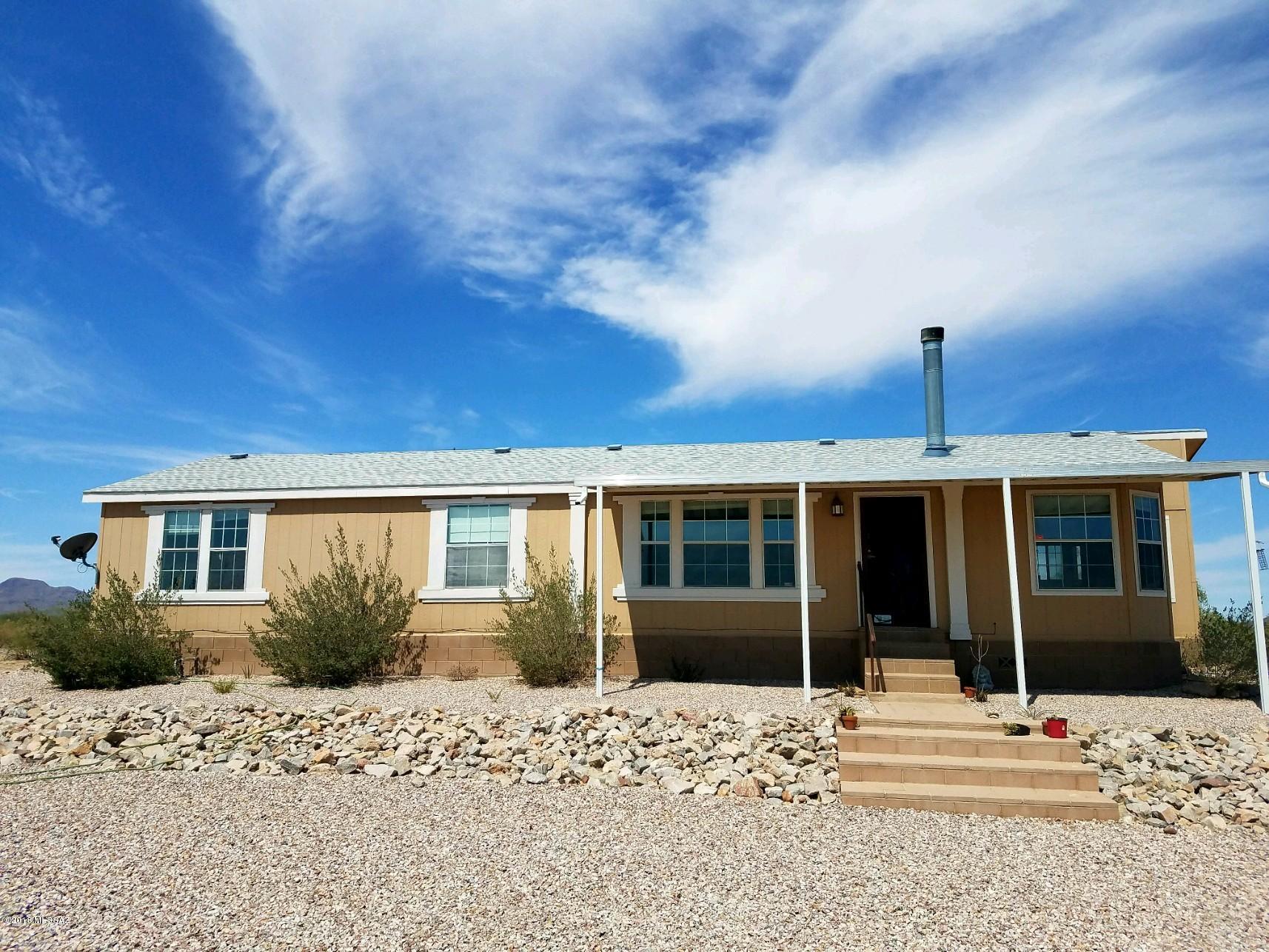 Country living plus a fabulous 3bdr/2ba w/separate den area that features a great see through fireplace. The large kitchen has plenty of cupboard and counter space and tons of windows for natural light and the great views. The master has great space and a bathroom that has separate dual sinks, large garden tub and separate shower. The land boasts a large above ground oval pool, Mare Motel with 4 stalls each 12x20, His/Hers tack rooms, 1 Acre Fenced Arena & Hay Storage Barn. RV Ele/Water hookup. 200 amp service., 2 large storage buildings, all on 21.33 acres with 360 degree views located near Ironwood National Monument. Come and Make this your new home! Seller Motivated
