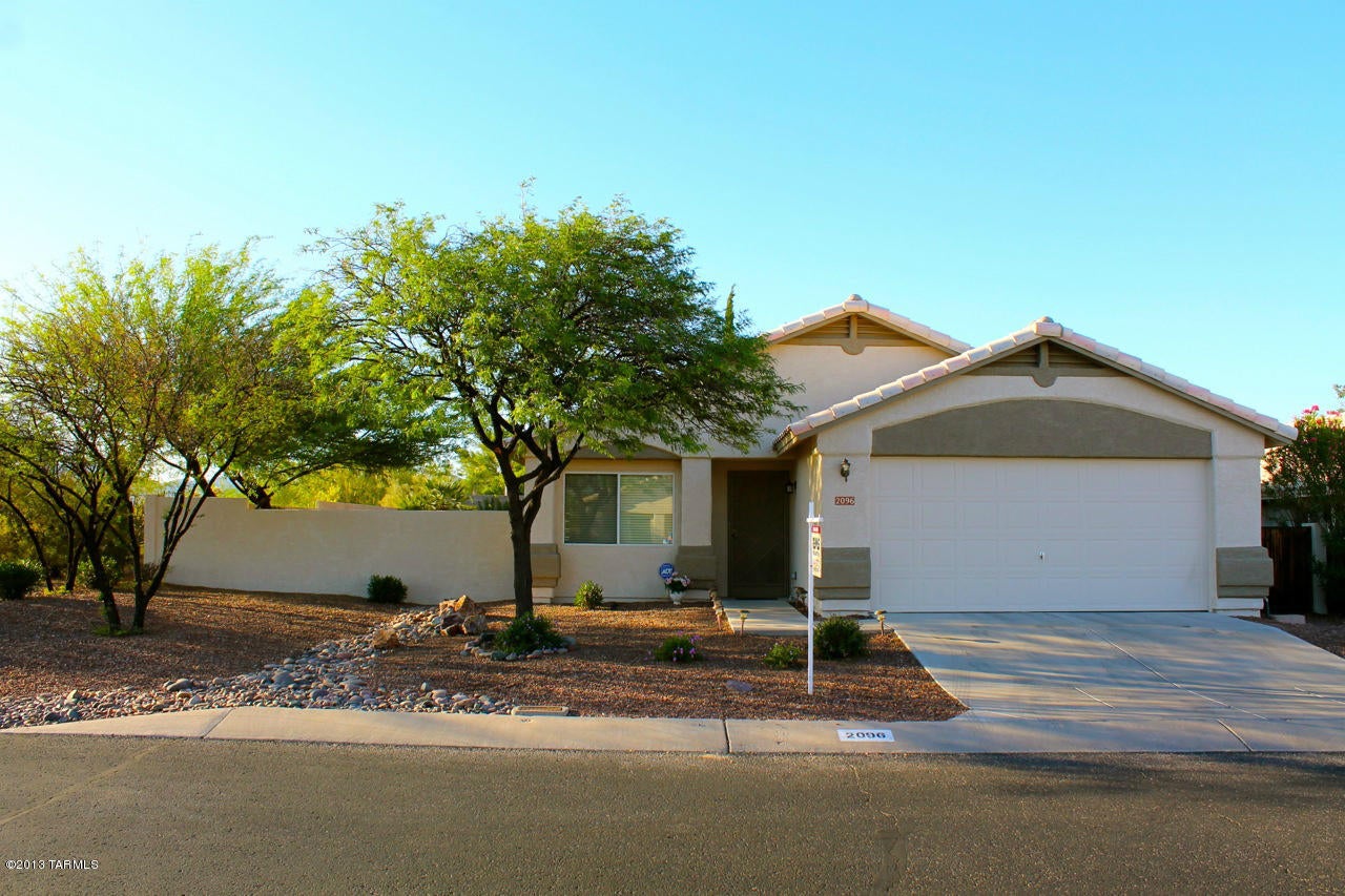 Located in the heart of Oro Valley, Wilson School District, this 4bdr/2ba home offers formal Living room, family room, fenced backyard, two car garage. No carpet, tile and vinyl plank floors throughout!