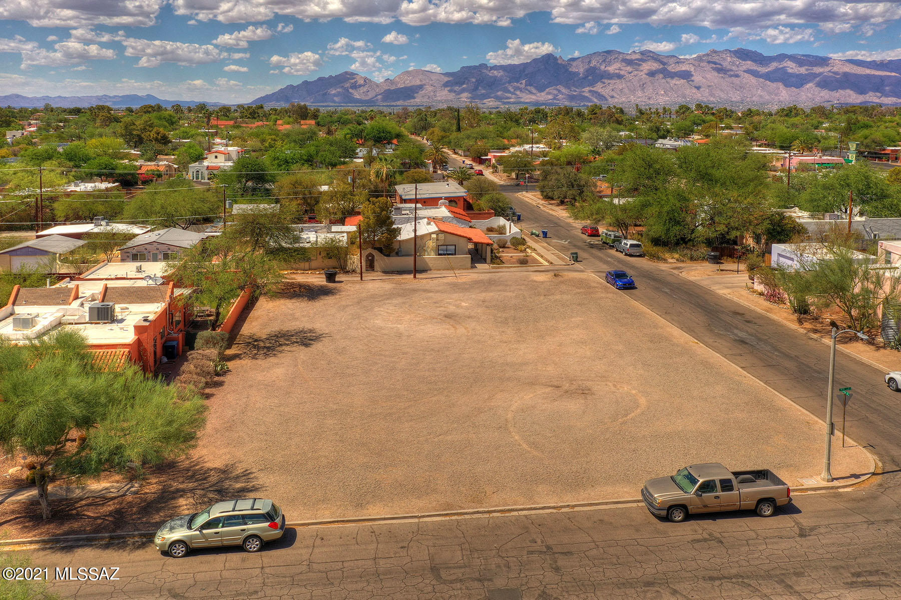 Rare opportunity to build in the beautiful, historic, Sam Hughes neighborhood!  This buildable, flat lot  has utilities close by and is bein sold with the lot it is contiguous with to the west.  Exceptionally great walking score; walking distance to UArizona, Flora's Market, Himmel Park, the Modern Street Car, & more!  Build the home you dream of in one of the most beloved neighborhoods in Tucson.