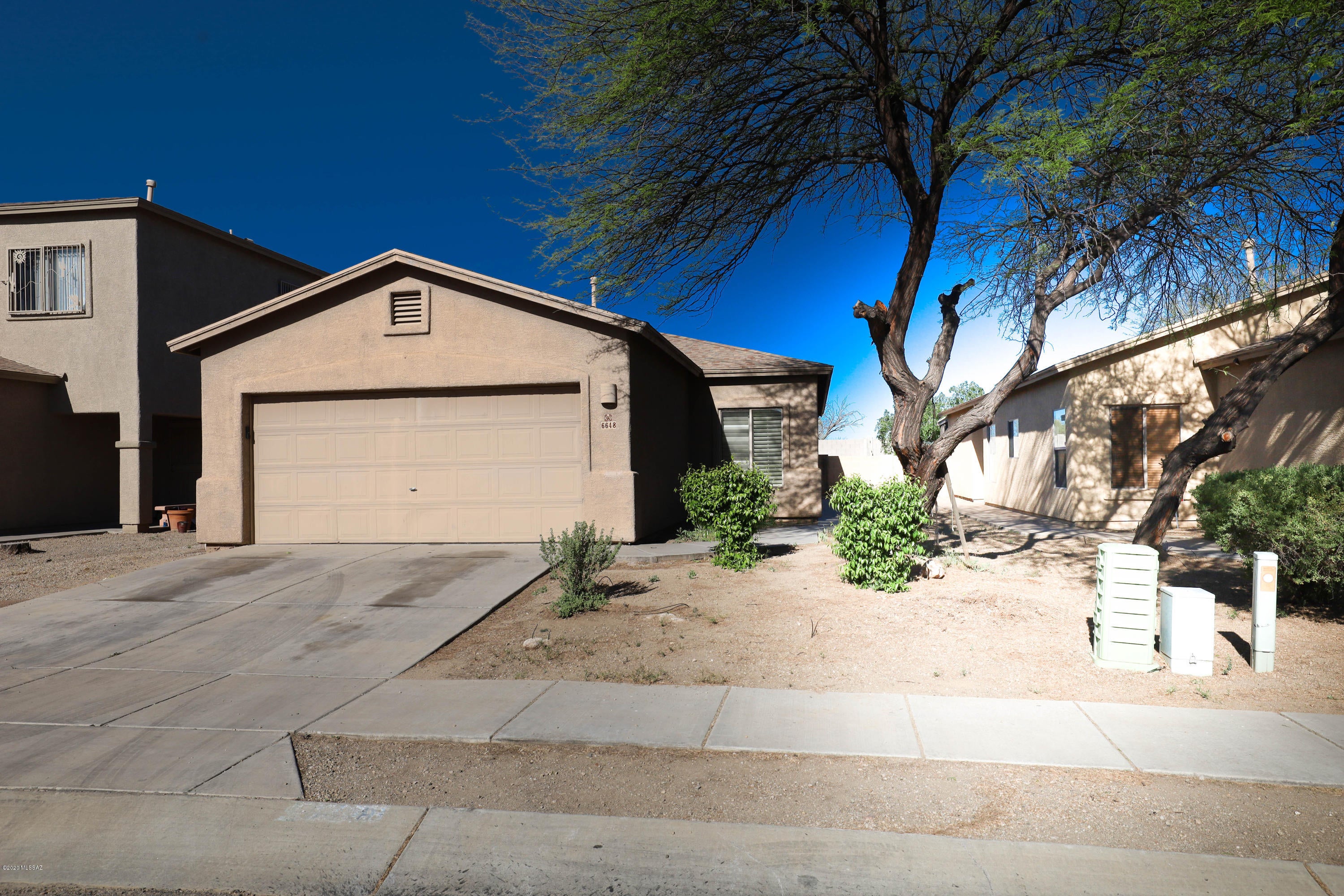 Beautiful, clean and bright.  3 bedroom 2 bath home close to I-10 , shops, and restaurants. Walk in closet, Plantation shutters, nice backyard for entertaining. Walk to the neighborhood park. Call or Text Angie Pena 520-331-1194
Available to view 07/17/2024