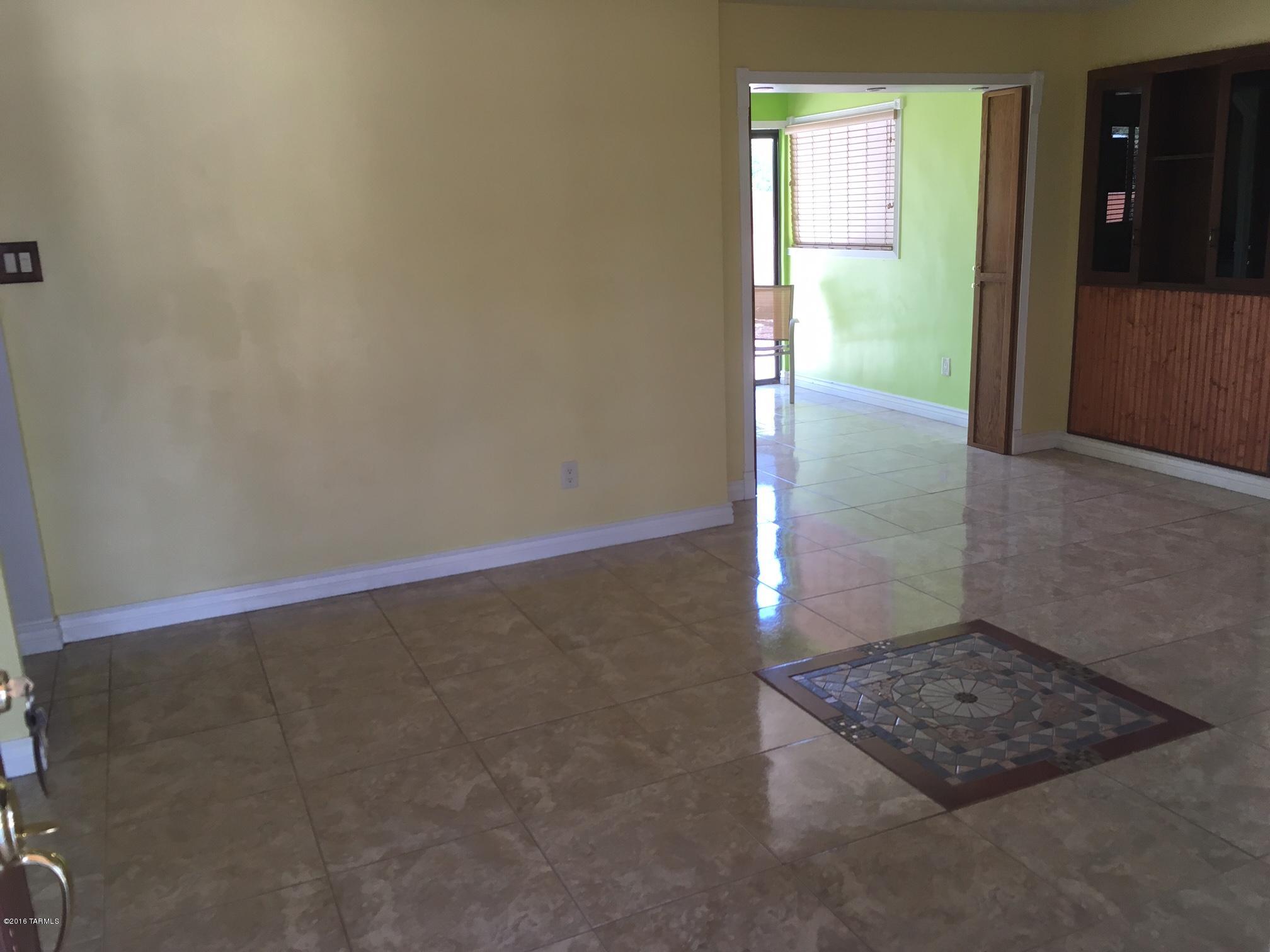 Country Club Manor - Residential Lease