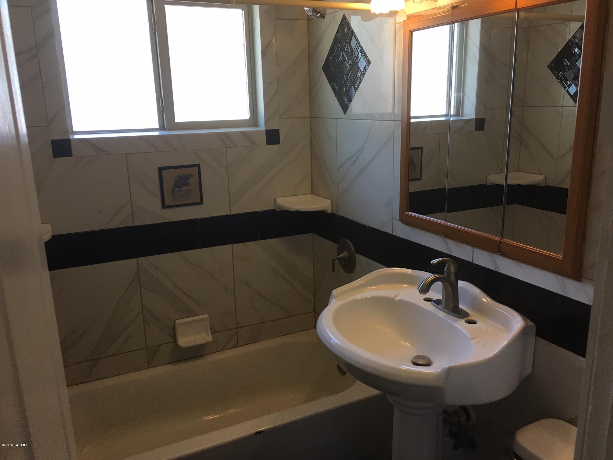 Country Club Manor - Residential Lease