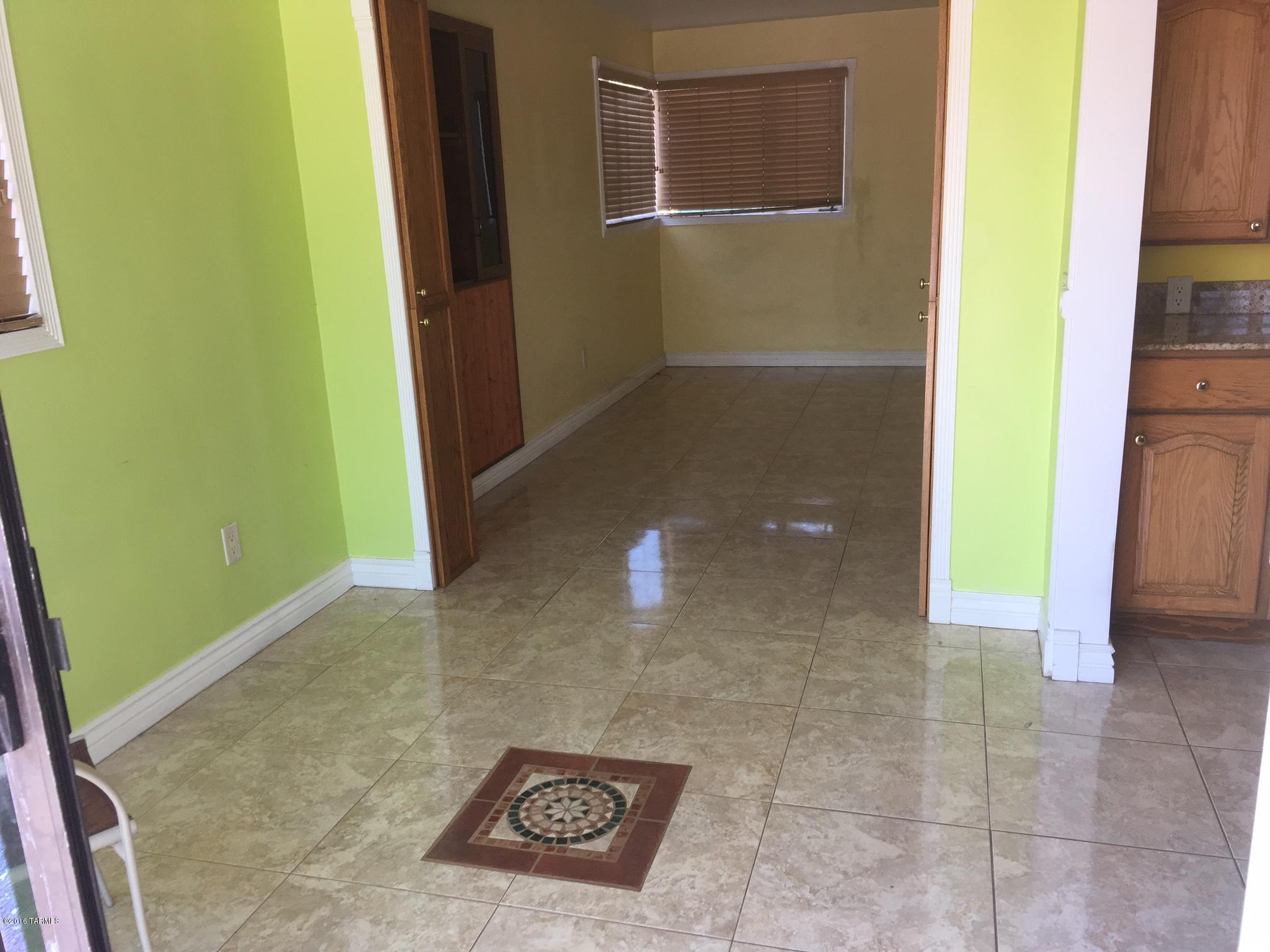 Country Club Manor - Residential Lease