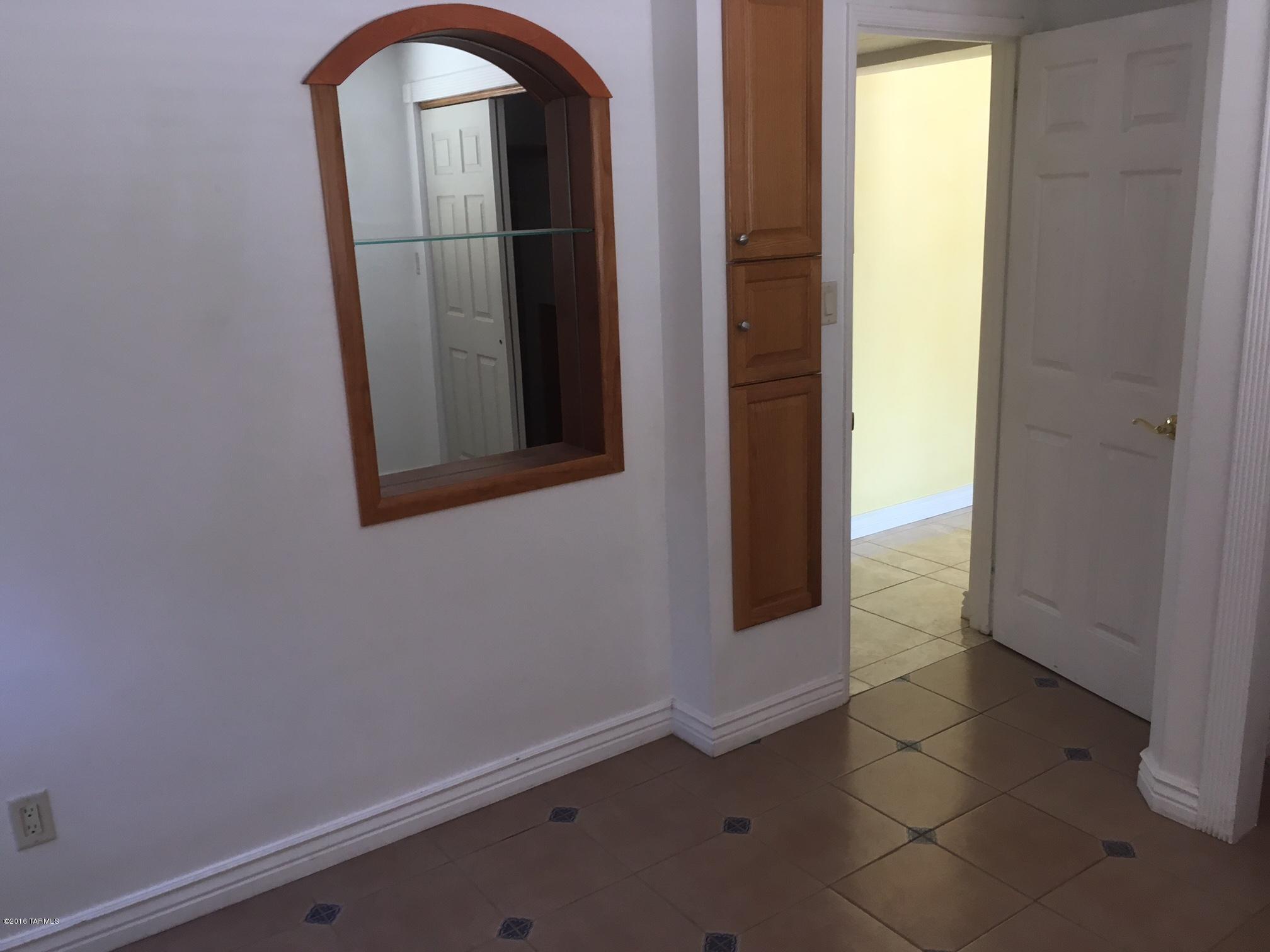 Country Club Manor - Residential Lease