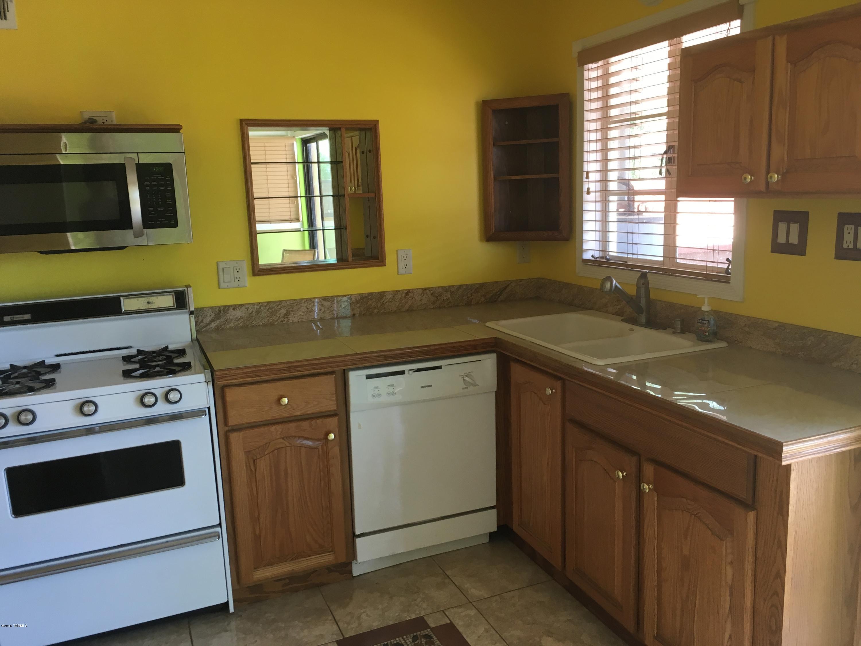Country Club Manor - Residential Lease