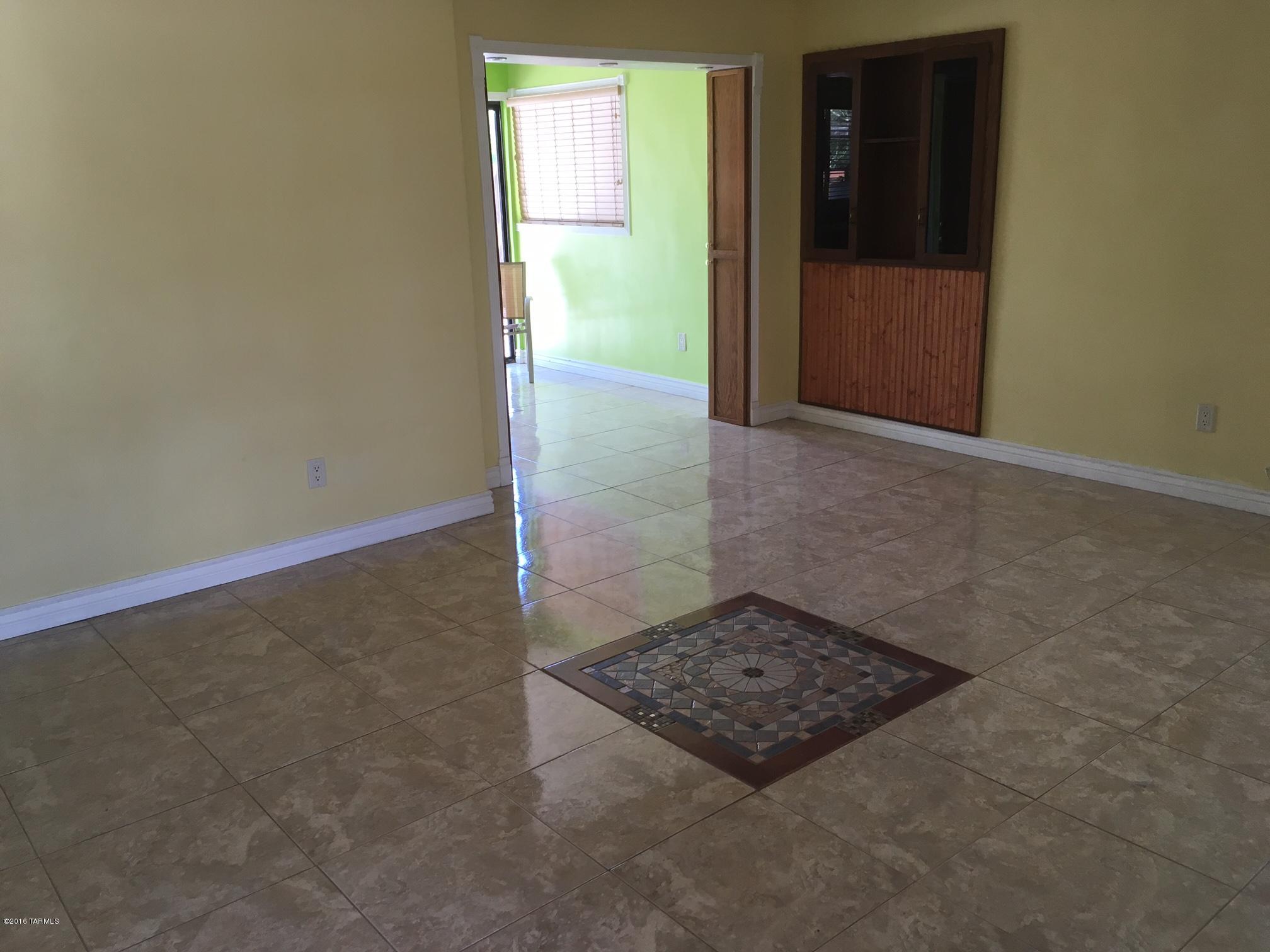 Country Club Manor - Residential Lease