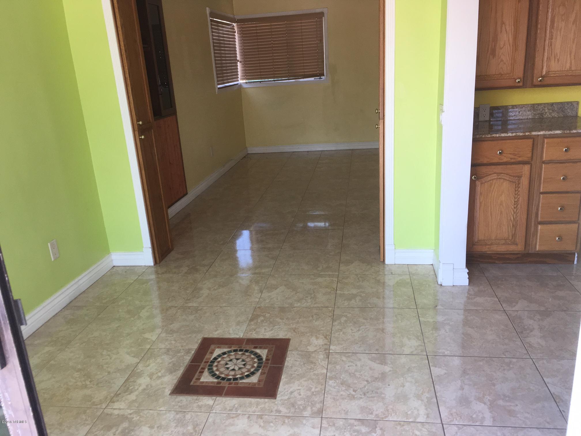Country Club Manor - Residential Lease