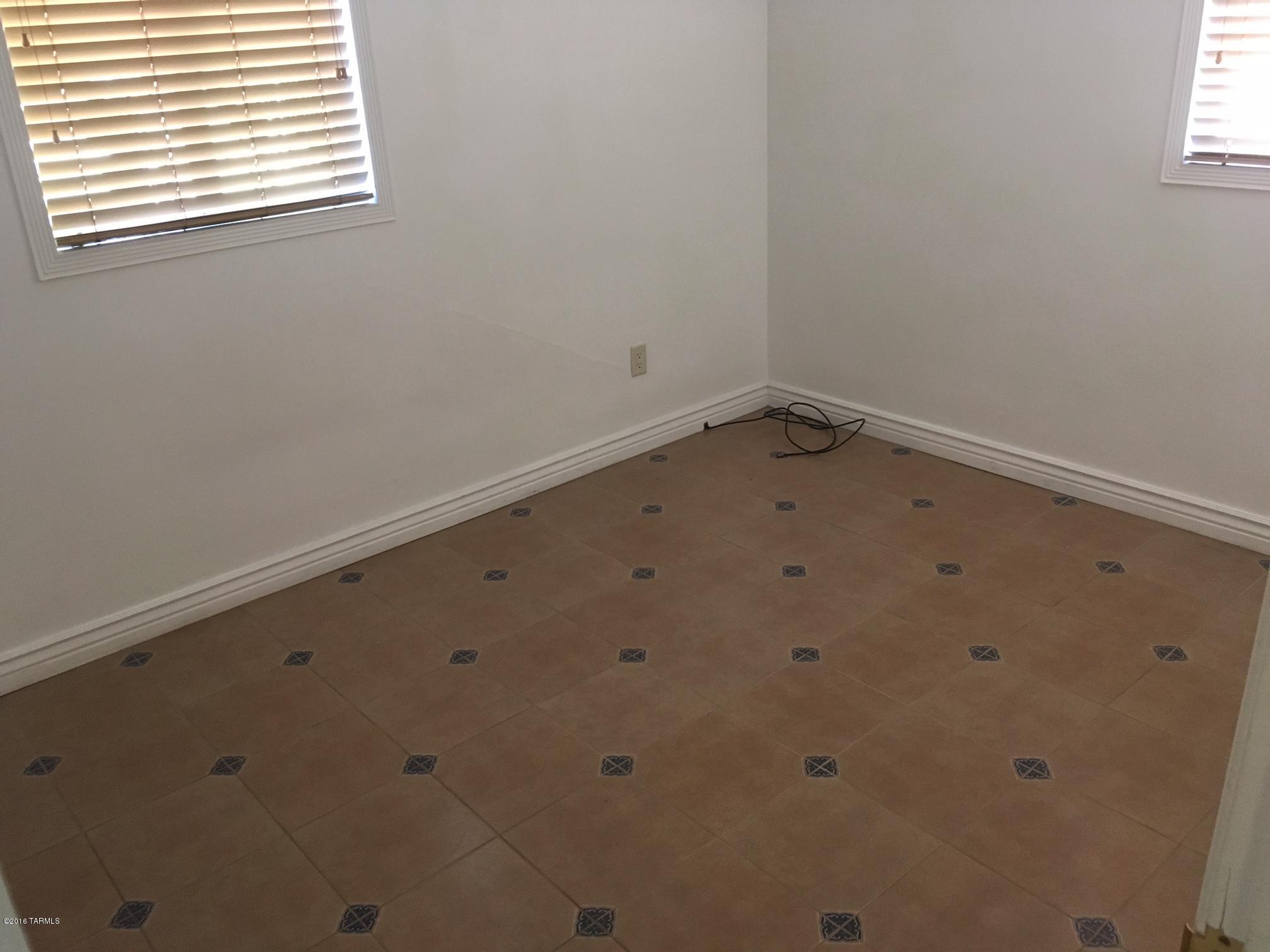 Country Club Manor - Residential Lease