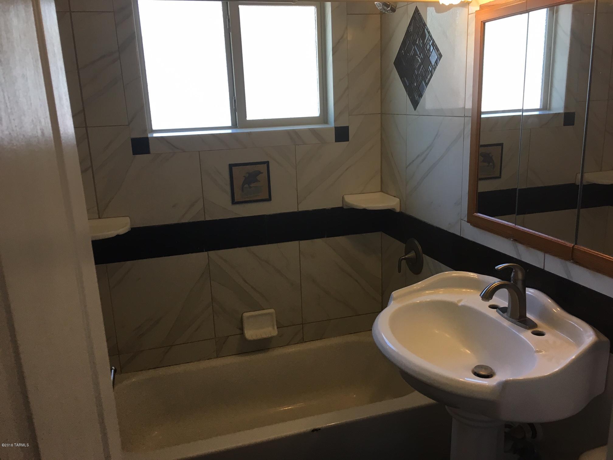Country Club Manor - Residential Lease