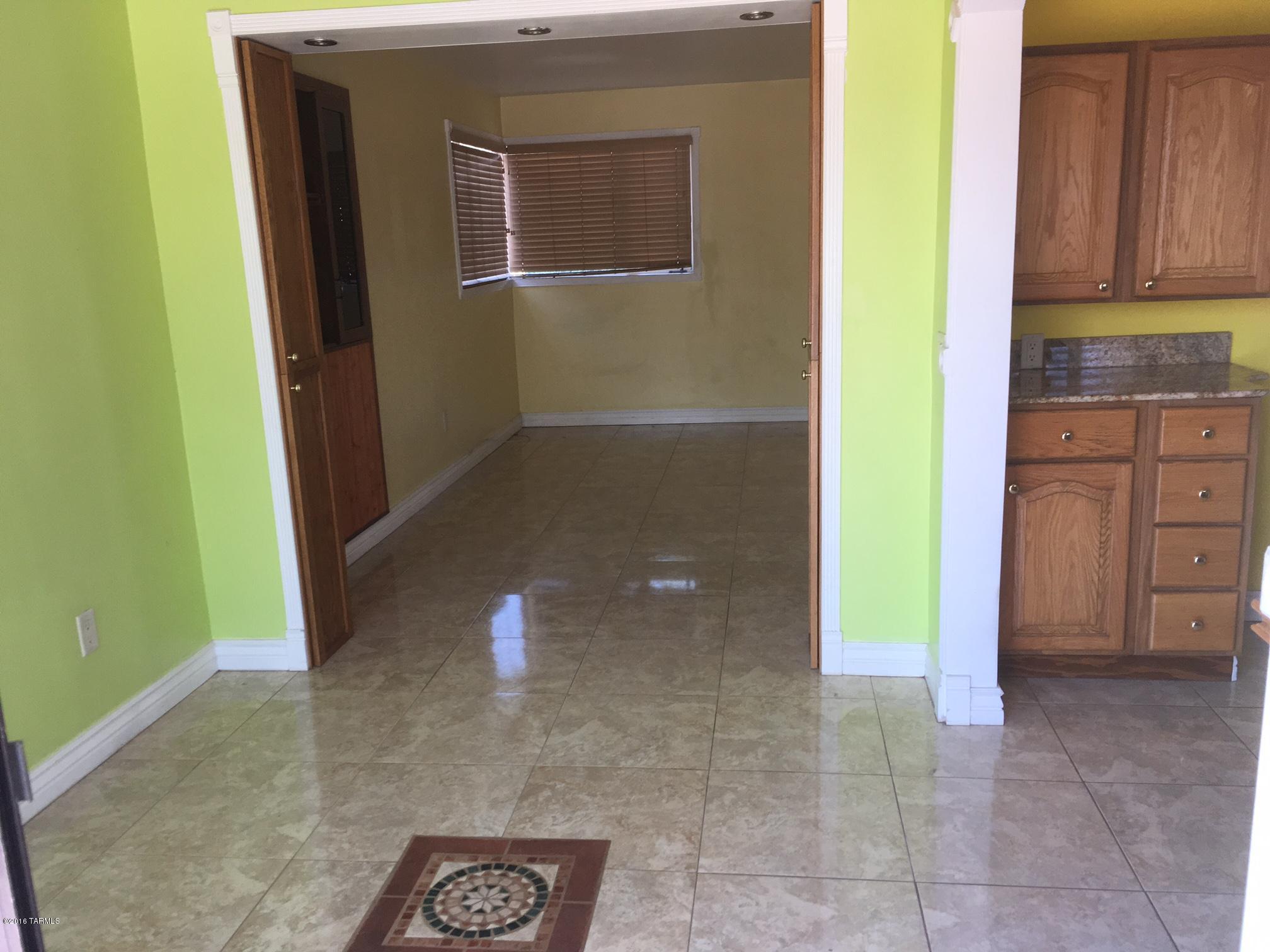 Country Club Manor - Residential Lease