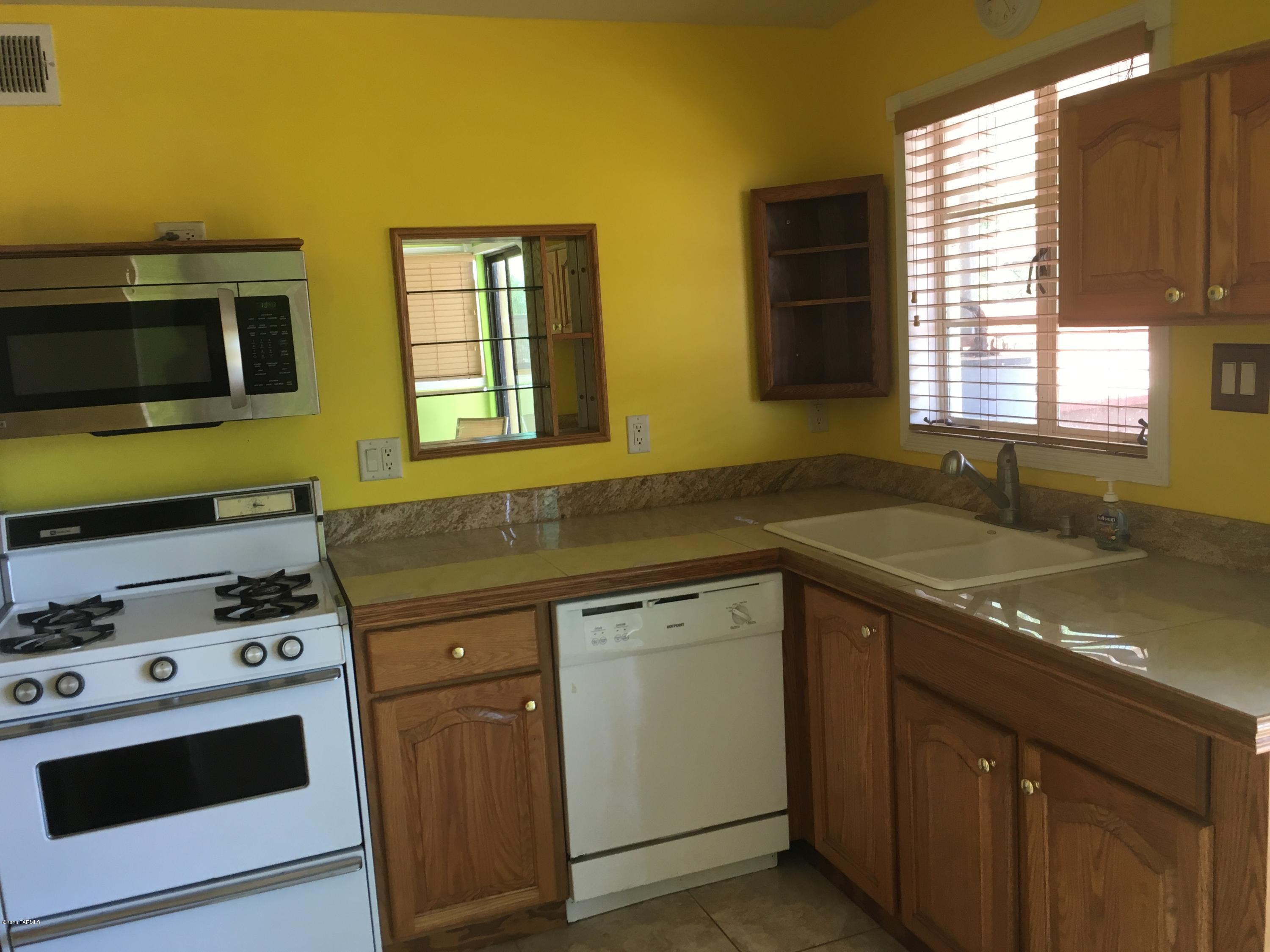 Country Club Manor - Residential Lease