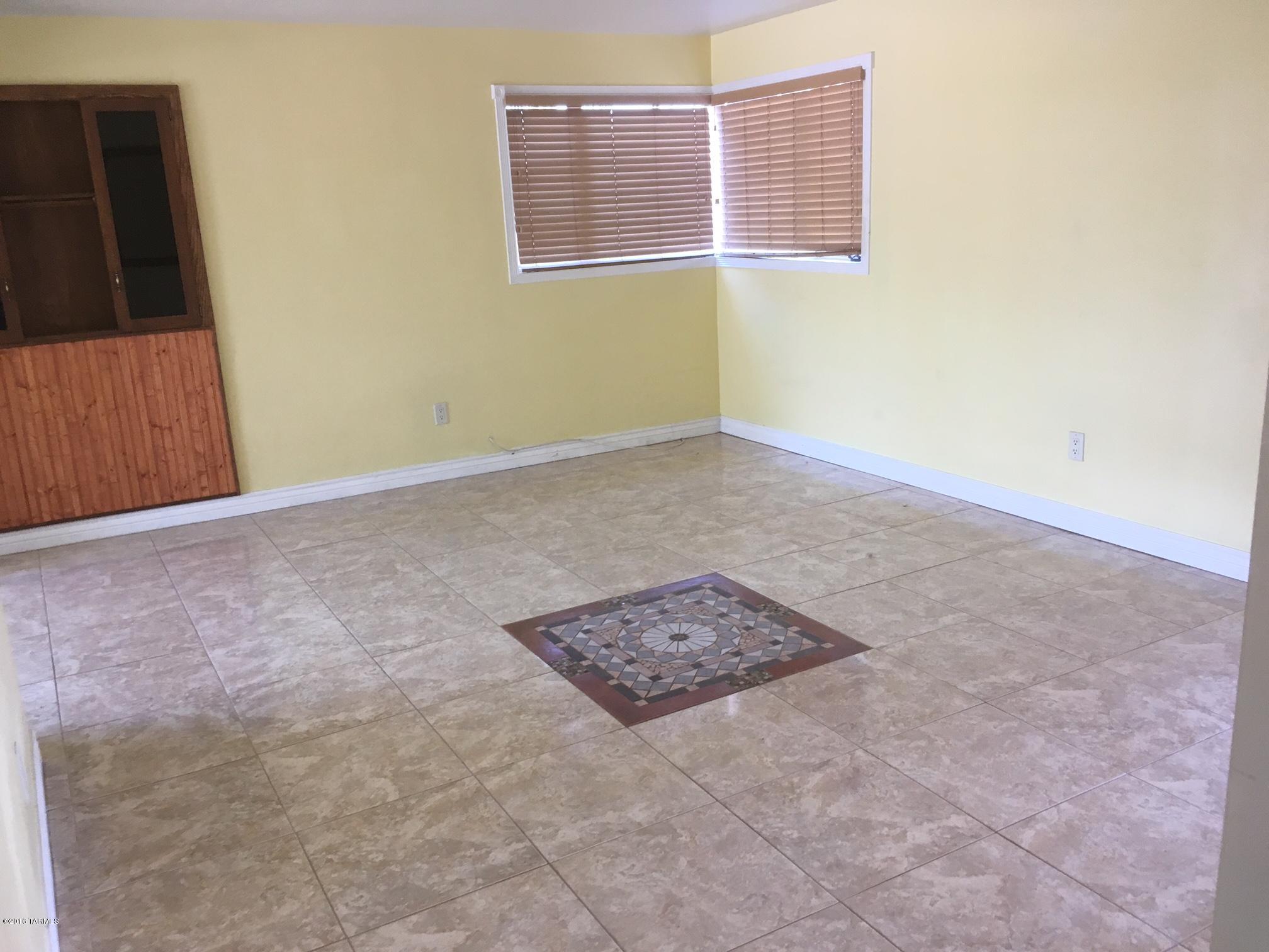 Country Club Manor - Residential Lease