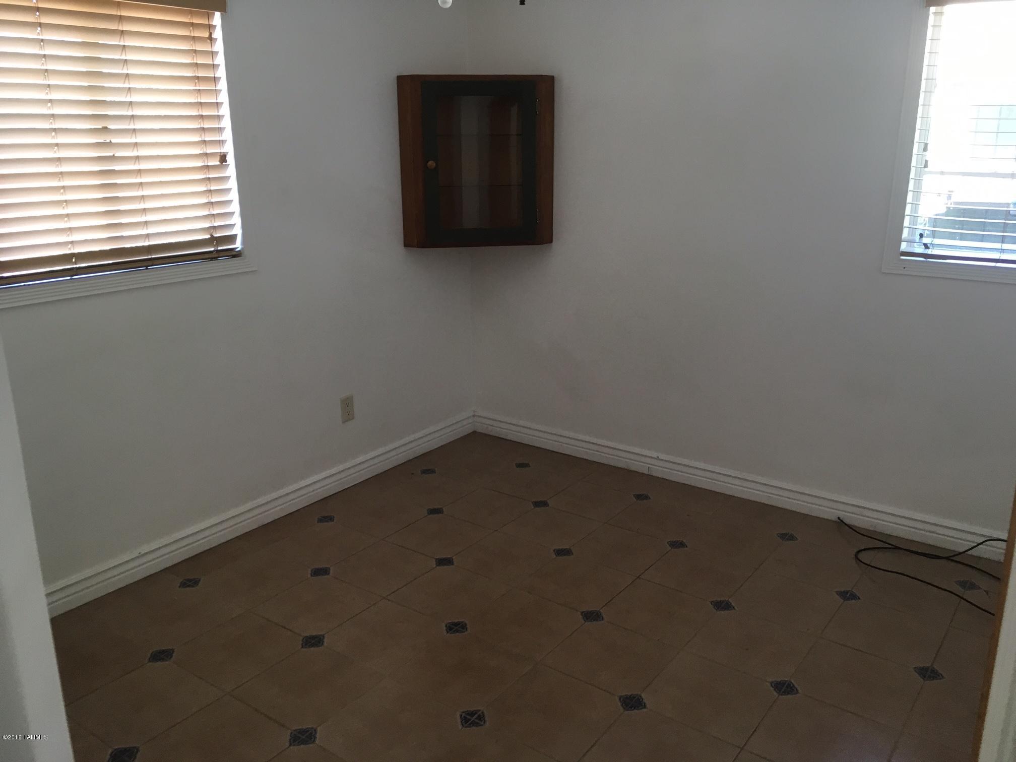 Country Club Manor - Residential Lease