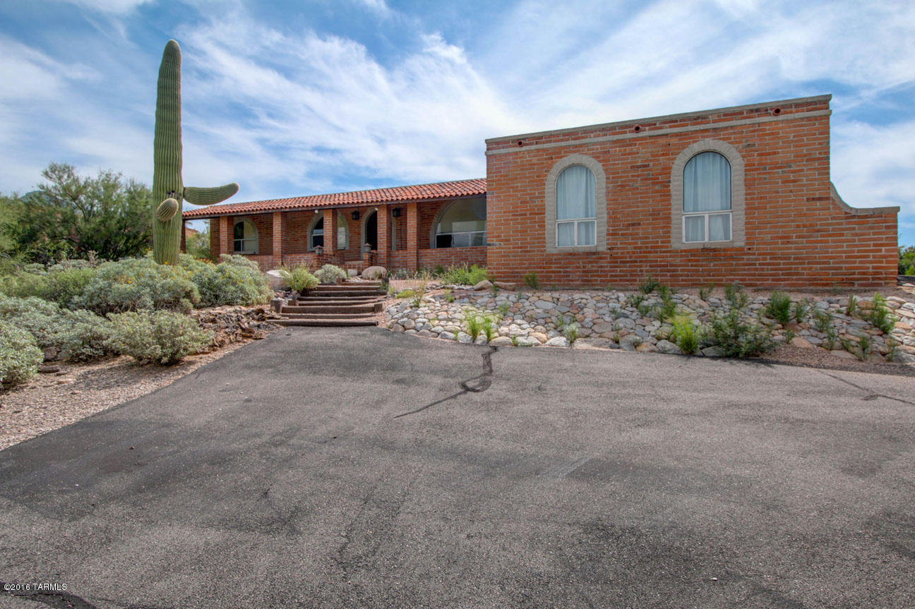Investor Special!!! Bring all Offers!!! Location Location Location, Mountain view, pool, guest house. Property is being sold in As-Is Condition.