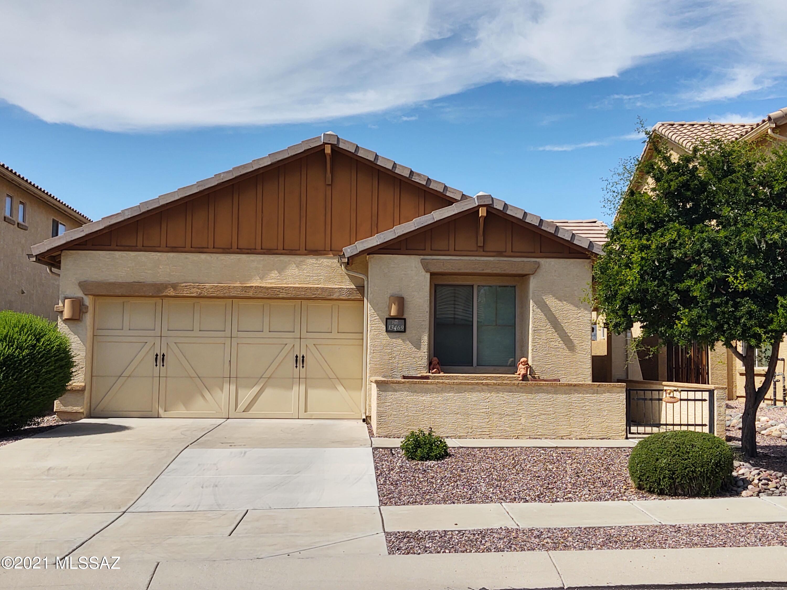 Beautifully maintained, original owner home with tile floors throughout; no neighbors behind, and a brand new HVAC system installed in 2021.
In addition to the AMPHI Public Schools,  the Leman and Innovation Academies are nearby and there's a park just up the block for the kids after school.
Enjoy the sunsets later in the evening from your back patio with this Oro Valley Gem.