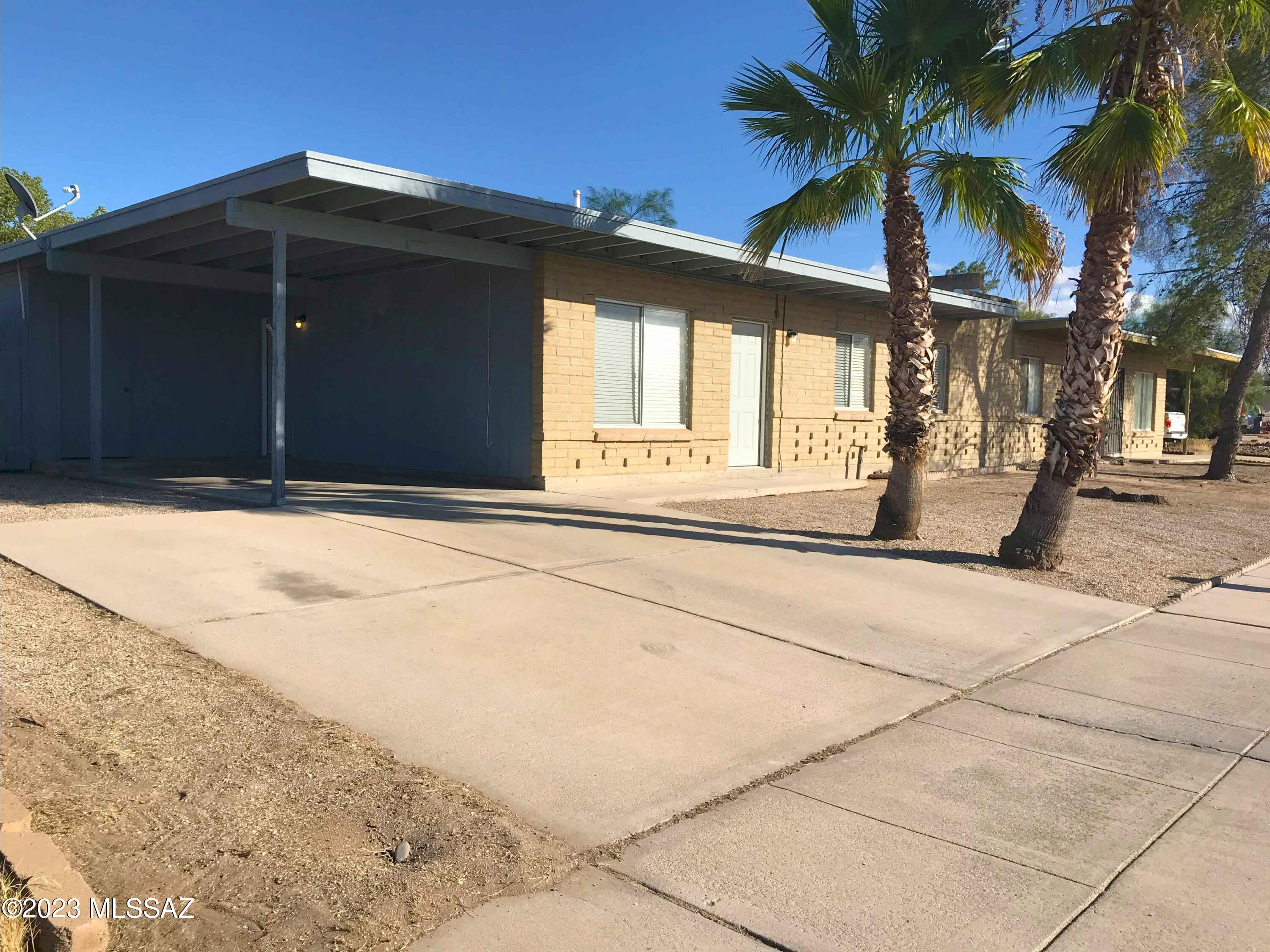 This Charming townhome features 3br/2ba situated in desirable east Tucson.  Dining area off Kitchen. Kitchen with Oven/Stove, dishwasher, microwave & fridge. Covered patio & fenced backyard. Laundry Room off carport with washer/dryer. 1 Car Carport with attached storage room. Tuff Shed Storage Unit. Close to grocery stores, shopping centers, & numerous major employers. Easy drive to DMAFB & Northwest Medical Center Houghton. Near public transportation. 2 small pets Ok (sorry no cats). This is a must see townhome for rent! Non Smoking Home. Renter's Insurance required.