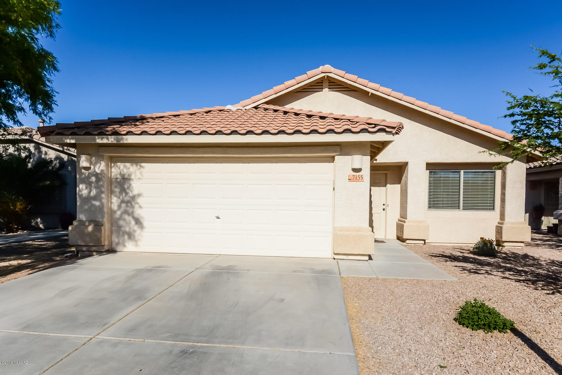 This Tucson one-story offers formica kitchen counter tops, vaulted ceilings, plenty of natural light, and a two-car garage. Upgraded features include fresh interior paint.