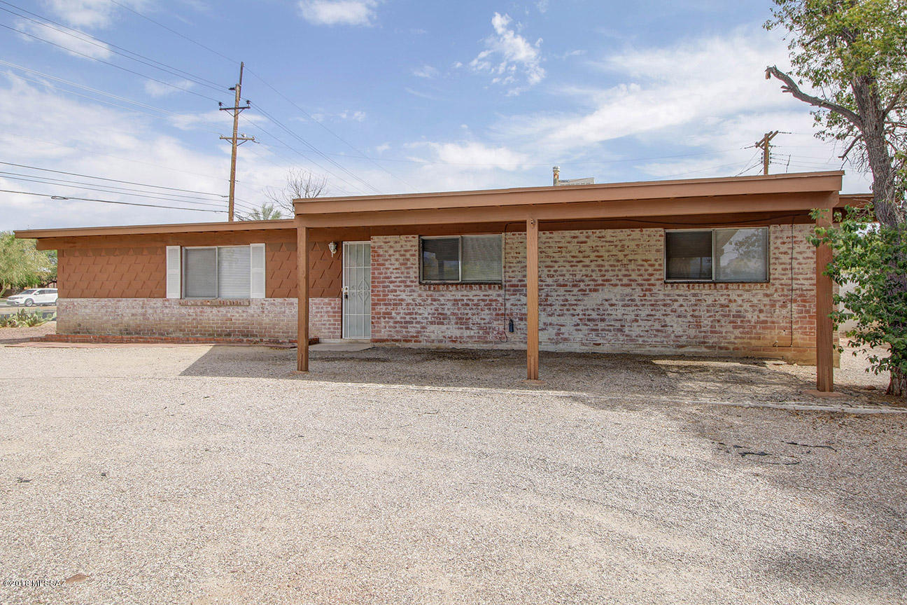 Cozy 3 bedroom, 2 bath home. Open floor plan,  Huge fenced rear yard, brand new HVAC unit, brand new carpet, Roof work, super cleaned and move-in Ready!