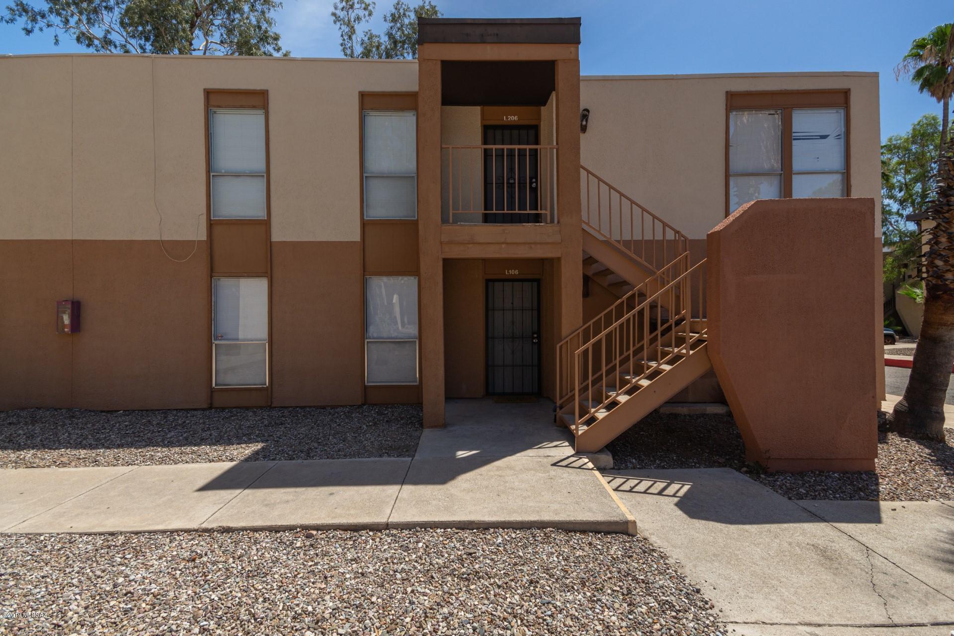 Recently remodeled unit featuring spacious 3 bedrooms 2 baths, fireplace at living room. Walking closets, modern tile through out, light fixtures and kitchen. Must see to appreciate.