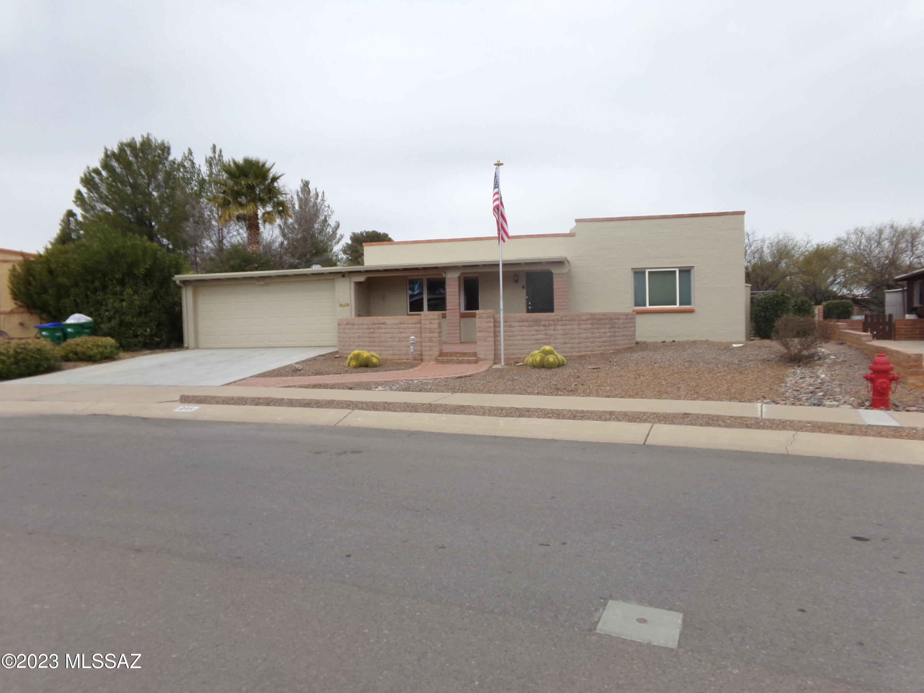 REDUCED OVER $25,000!!! A Great Street to live on in GV Fairways, front courtyard w/Mountain View, Newer Cabinets, Windows, HVAC, 200amp electric, tankless water heater, all water pipes replaced, All Tile Floors, Murphy Bed in Large (appx 400sf) Arizona Rm Heated & Cooled w/Fireplace. Separate Large workshop behind garage.