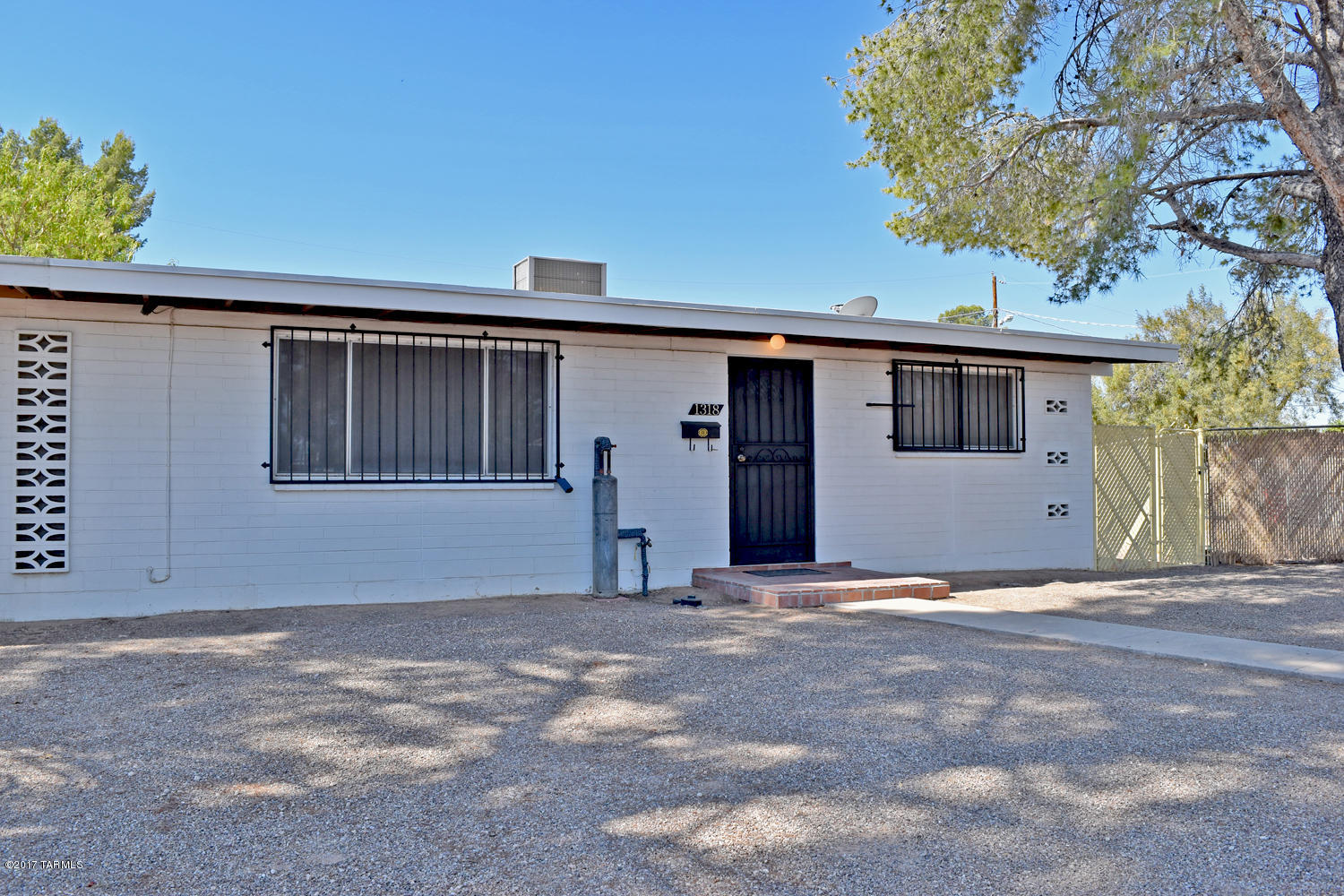 Sweet 2 BR /2 BA Townhome located in cul-de-sac. Master bedroom with own bath. Arizona Room off of dining/kitchen. Check out the kitchen cabinet atomic handles!
Utility Room/Laundry room. Covered patio with mid century modern vibe. See the iron work. Two Retro style single car carports and a gate for your RV! New AC/Heat pack installed 2016! Priced to sell fast!  **HOA $50. Annually.**
